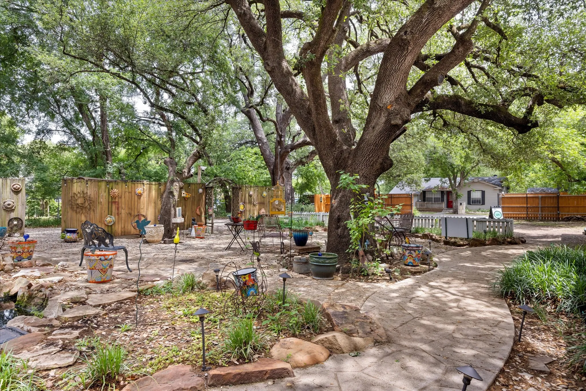 Hotel/Motel For Sale in Hood County , 1002 W Pearl Street, Granbury, Texas 76048, 0, 0, Garage spaces, 3,915 Sqft, built in 1910, Preowned, mls#21185594, Real Estate Agent in Granbury, Homes For Sale in Hood county, Homes For Sale in Granbury, Realtor in Granbury Texas, Real Estate Brokerage Independent Realty Texas, Luminita Cordes Realtor