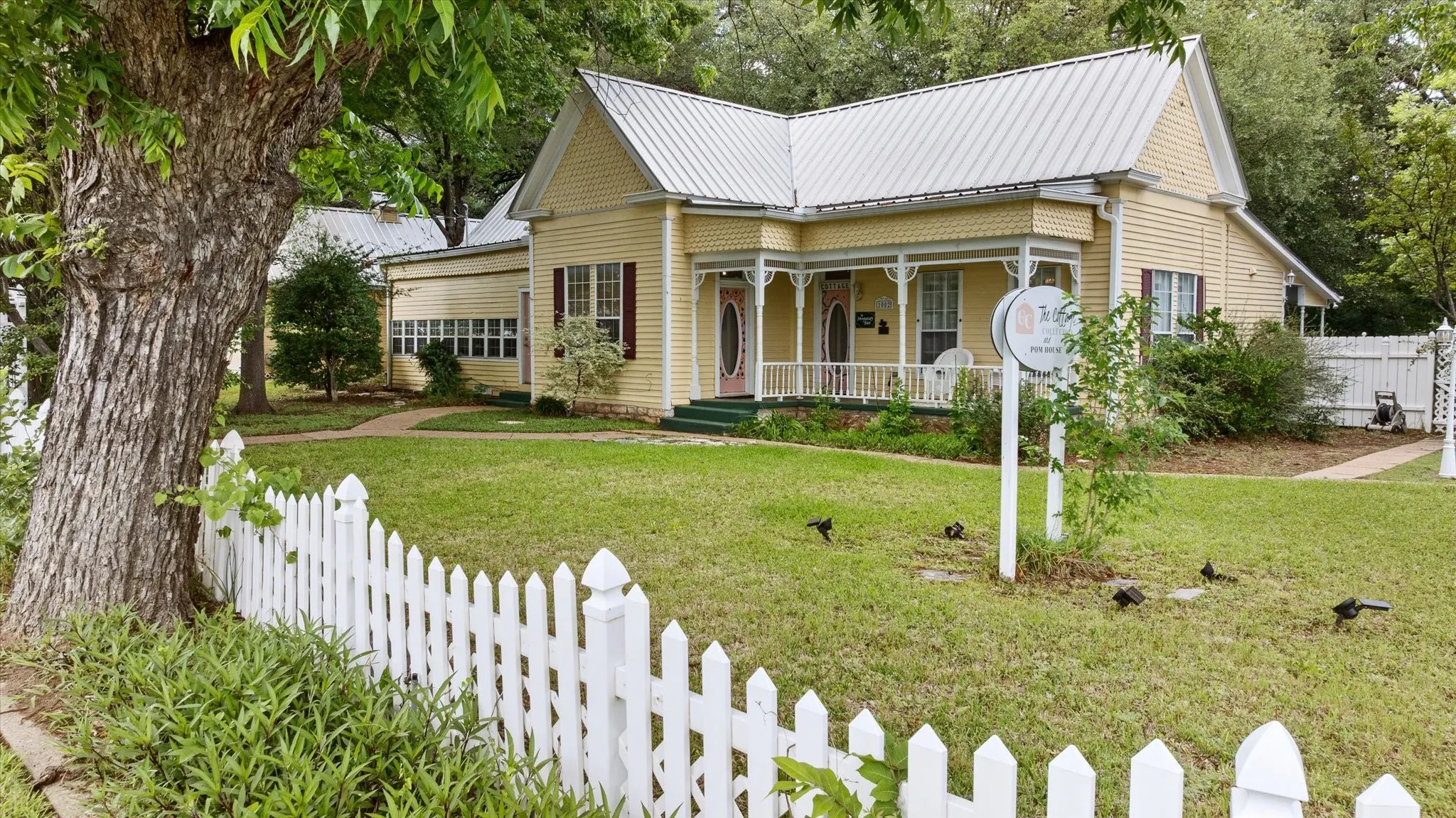 Hotel/Motel For Sale in Hood County , 1002 W Pearl Street, Granbury, Texas 76048, 0, 0, Garage spaces, 3,915 Sqft, built in 1910, Preowned, mls#21185594, Real Estate Agent in Granbury, Homes For Sale in Hood county, Homes For Sale in Granbury, Realtor in Granbury Texas, Real Estate Brokerage Independent Realty Texas, Luminita Cordes Realtor