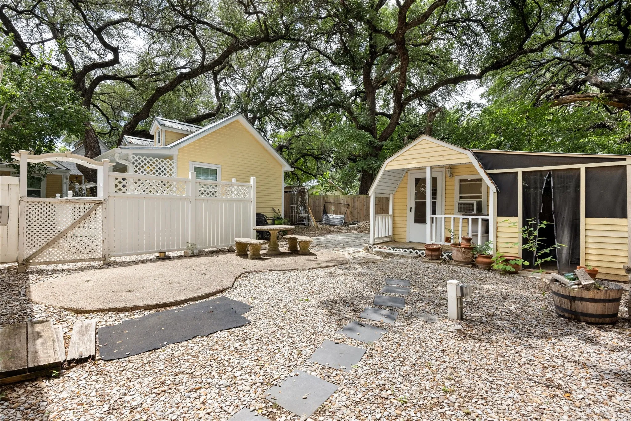 Hotel/Motel For Sale in Hood County , 1002 W Pearl Street, Granbury, Texas 76048, 0, 0, Garage spaces, 3,915 Sqft, built in 1910, Preowned, mls#21185594, Real Estate Agent in Granbury, Homes For Sale in Hood county, Homes For Sale in Granbury, Realtor in Granbury Texas, Real Estate Brokerage Independent Realty Texas, Luminita Cordes Realtor