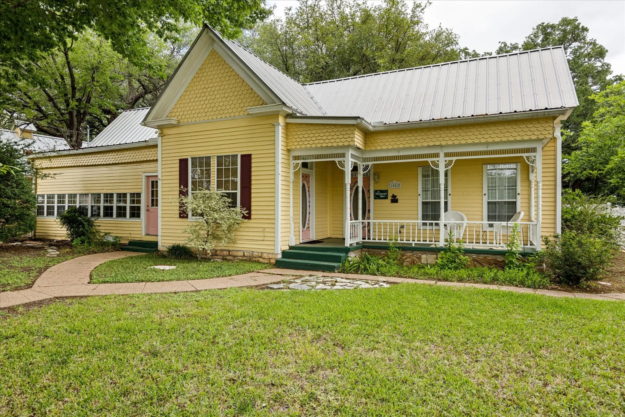 Hotel/Motel For Sale in Hood County , 1002 W Pearl Street, Granbury, Texas 76048, 0, 0, Garage spaces, 3,915 Sqft, built in 1910, Preowned, mls#21185594, Real Estate Agent in Granbury, Homes For Sale in Hood county, Homes For Sale in Granbury, Realtor in Granbury Texas, Real Estate Brokerage Independent Realty Texas, Luminita Cordes Realtor