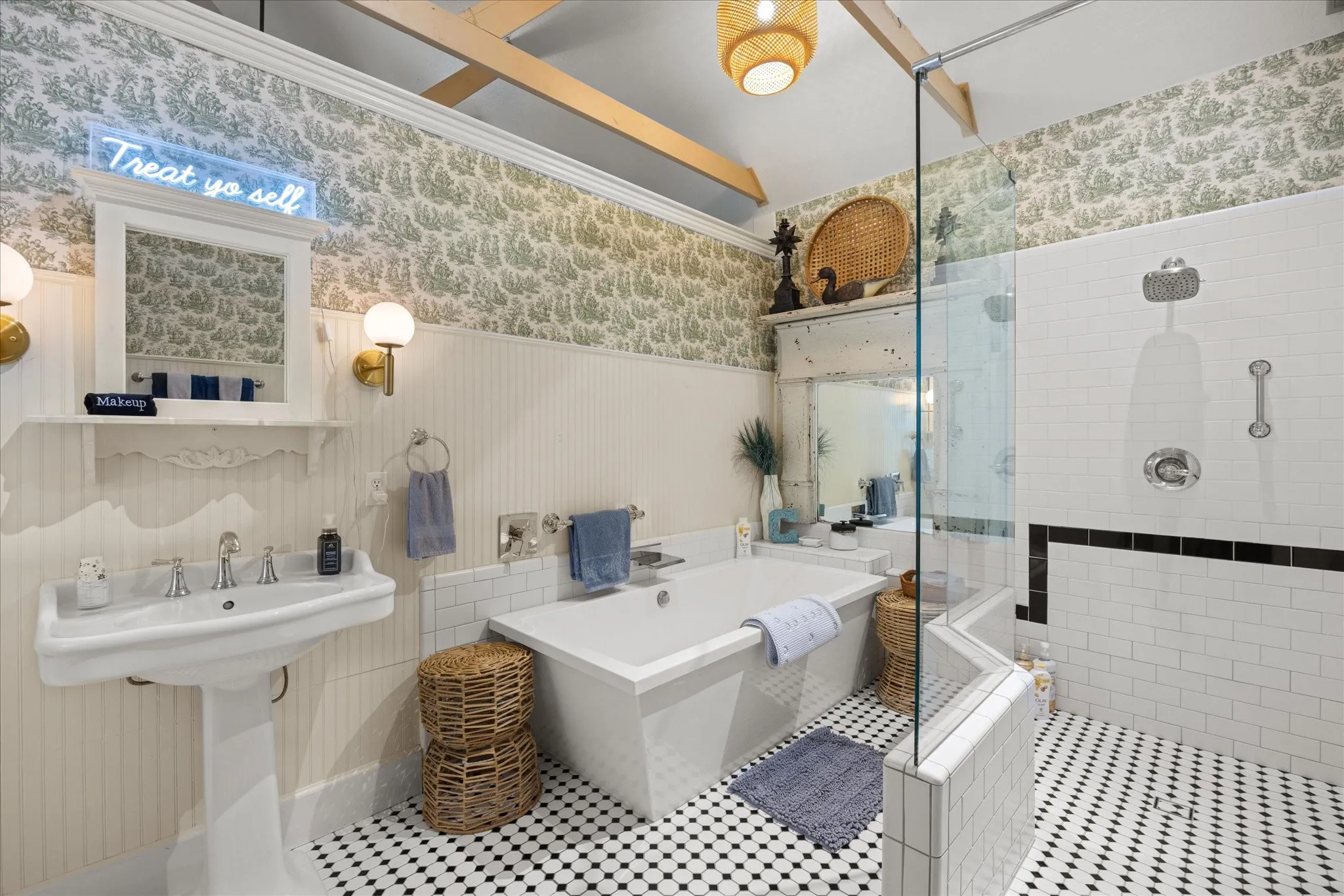 Hotel/Motel For Sale in Hood County , 1002 W Pearl Street, Granbury, Texas 76048, 0, 0, Garage spaces, 3,915 Sqft, built in 1910, Preowned, mls#21185594, Real Estate Agent in Granbury, Homes For Sale in Hood county, Homes For Sale in Granbury, Realtor in Granbury Texas, Real Estate Brokerage Independent Realty Texas, Luminita Cordes Realtor