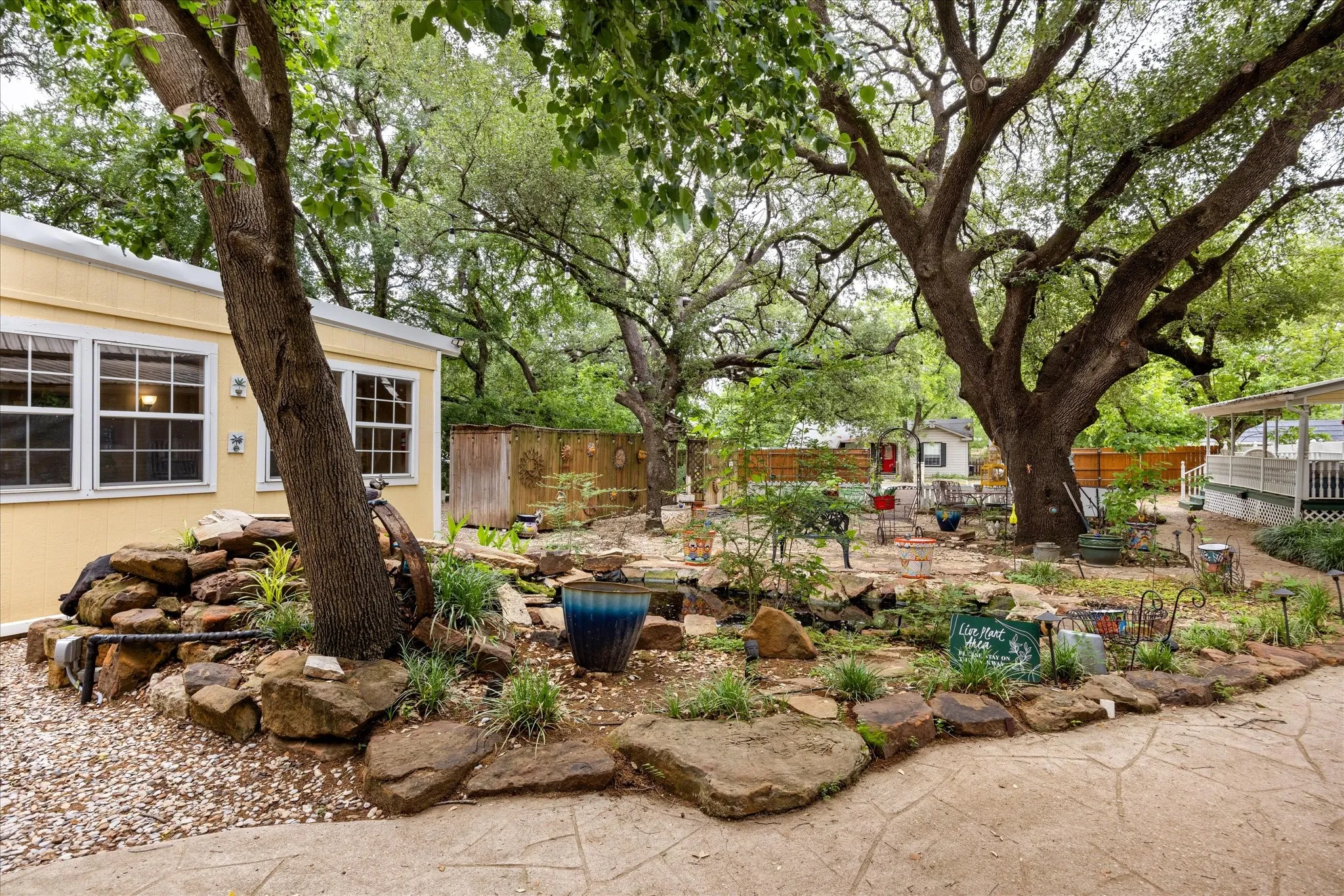 Hotel/Motel For Sale in Hood County , 1002 W Pearl Street, Granbury, Texas 76048, 0, 0, Garage spaces, 3,915 Sqft, built in 1910, Preowned, mls#21185594, Real Estate Agent in Granbury, Homes For Sale in Hood county, Homes For Sale in Granbury, Realtor in Granbury Texas, Real Estate Brokerage Independent Realty Texas, Luminita Cordes Realtor