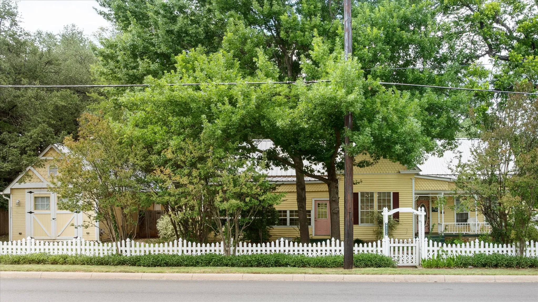 Hotel/Motel For Sale in Hood County , 1002 W Pearl Street, Granbury, Texas 76048, 0, 0, Garage spaces, 3,915 Sqft, built in 1910, Preowned, mls#21185594, Real Estate Agent in Granbury, Homes For Sale in Hood county, Homes For Sale in Granbury, Realtor in Granbury Texas, Real Estate Brokerage Independent Realty Texas, Luminita Cordes Realtor
