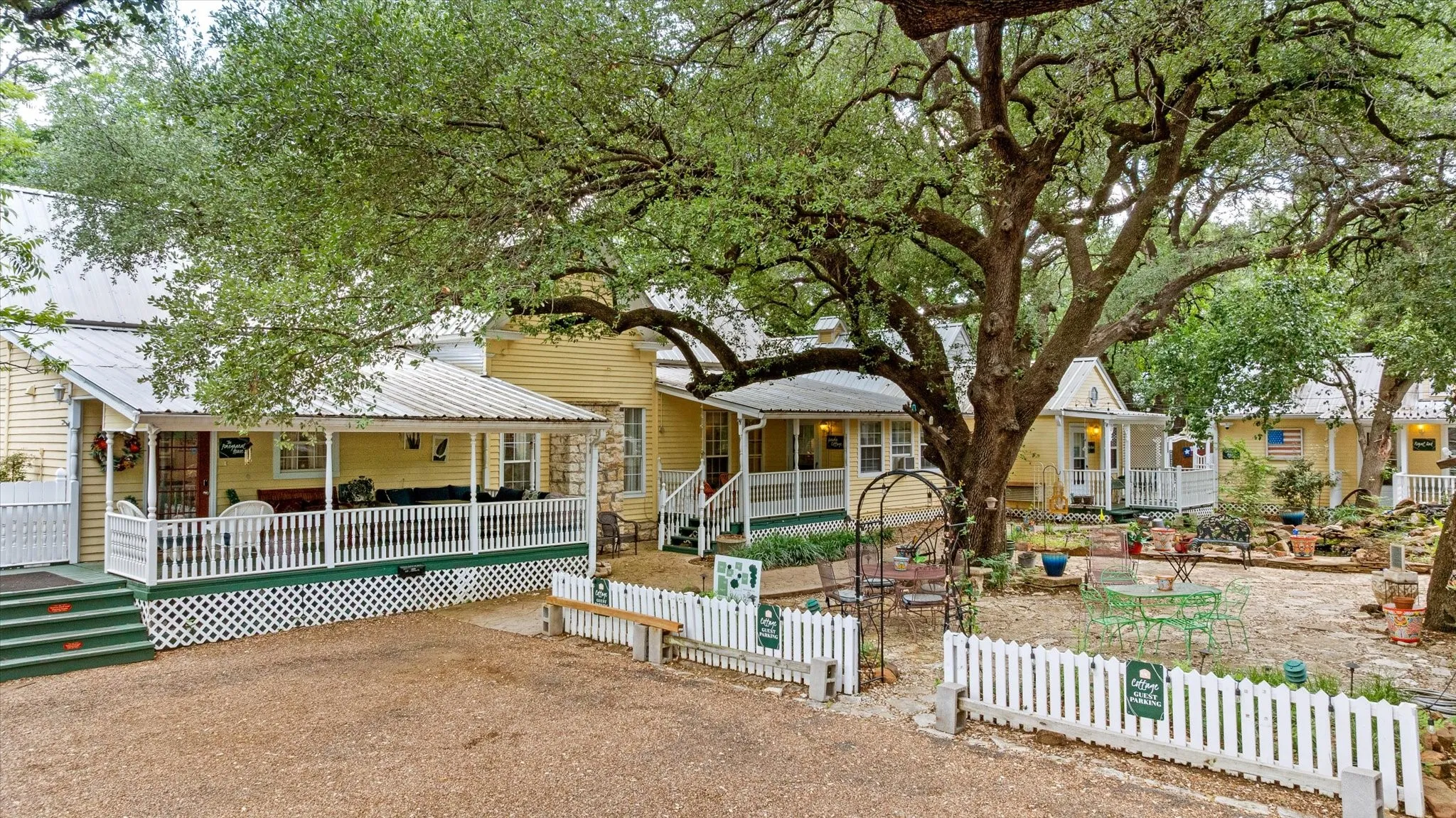 Hotel/Motel For Sale in Hood County , 1002 W Pearl Street, Granbury, Texas 76048, 0, 0, Garage spaces, 3,915 Sqft, built in 1910, Preowned, mls#21185594, Real Estate Agent in Granbury, Homes For Sale in Hood county, Homes For Sale in Granbury, Realtor in Granbury Texas, Real Estate Brokerage Independent Realty Texas, Luminita Cordes Realtor