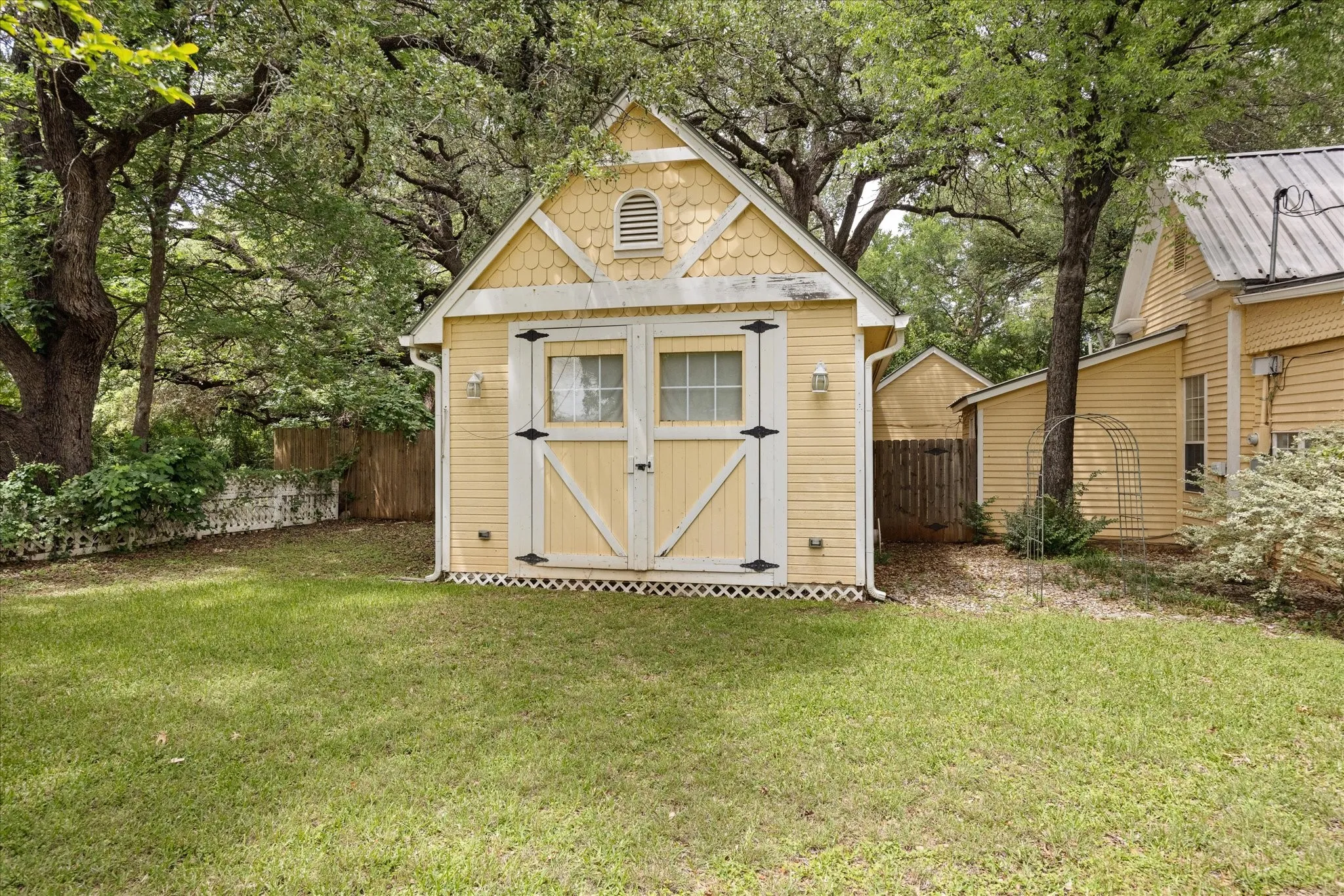 Hotel/Motel For Sale in Hood County , 1002 W Pearl Street, Granbury, Texas 76048, 0, 0, Garage spaces, 3,915 Sqft, built in 1910, Preowned, mls#21185594, Real Estate Agent in Granbury, Homes For Sale in Hood county, Homes For Sale in Granbury, Realtor in Granbury Texas, Real Estate Brokerage Independent Realty Texas, Luminita Cordes Realtor
