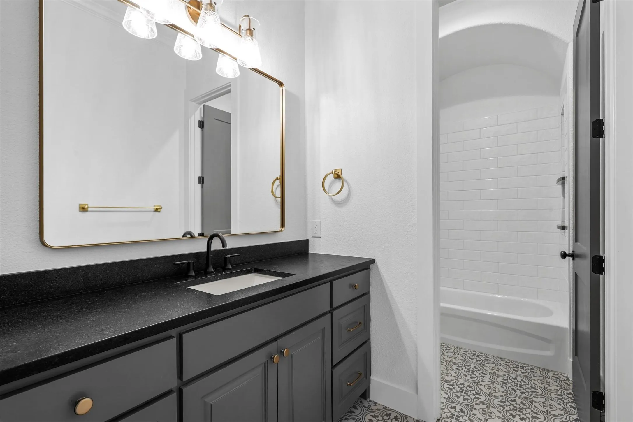 Single Family Residence For Sale in Ellis County , 1657 Ethan Circle, Midlothian, Texas 76065, 3 Bedroom, 3 Bathroom, 2 Garage spaces, 3,152 Sqft, built in 2023, New Construction - Complete, mls#21182403, Real Estate Agent in Midlothian, Homes For Sale in Ellis county, Homes For Sale in Midlothian, Realtor in Midlothian Texas, Real Estate Brokerage Independent Realty Texas, Luminita Cordes Realtor