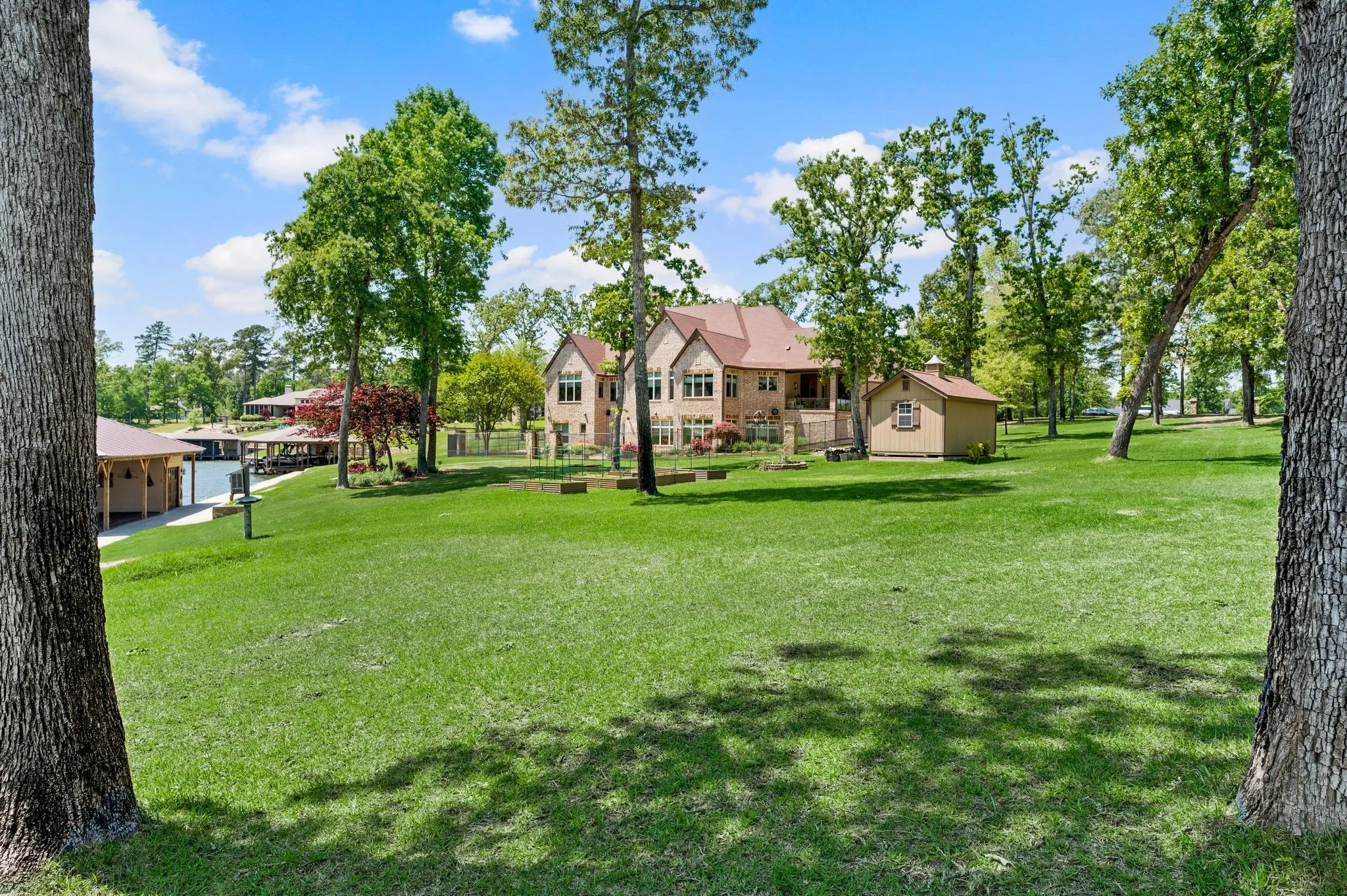 Single Family Residence For Sale in Henderson County , 5581 Nancy Circle, Chandler, Texas 75758, 4 Bedroom, 5 Bathroom, 3 Garage spaces, 6,317 Sqft, built in 2012, Preowned, mls#21163847, Real Estate Agent in Chandler, Homes For Sale in Henderson county, Homes For Sale in Chandler, Realtor in Chandler Texas, Real Estate Brokerage Independent Realty Texas, Luminita Cordes Realtor