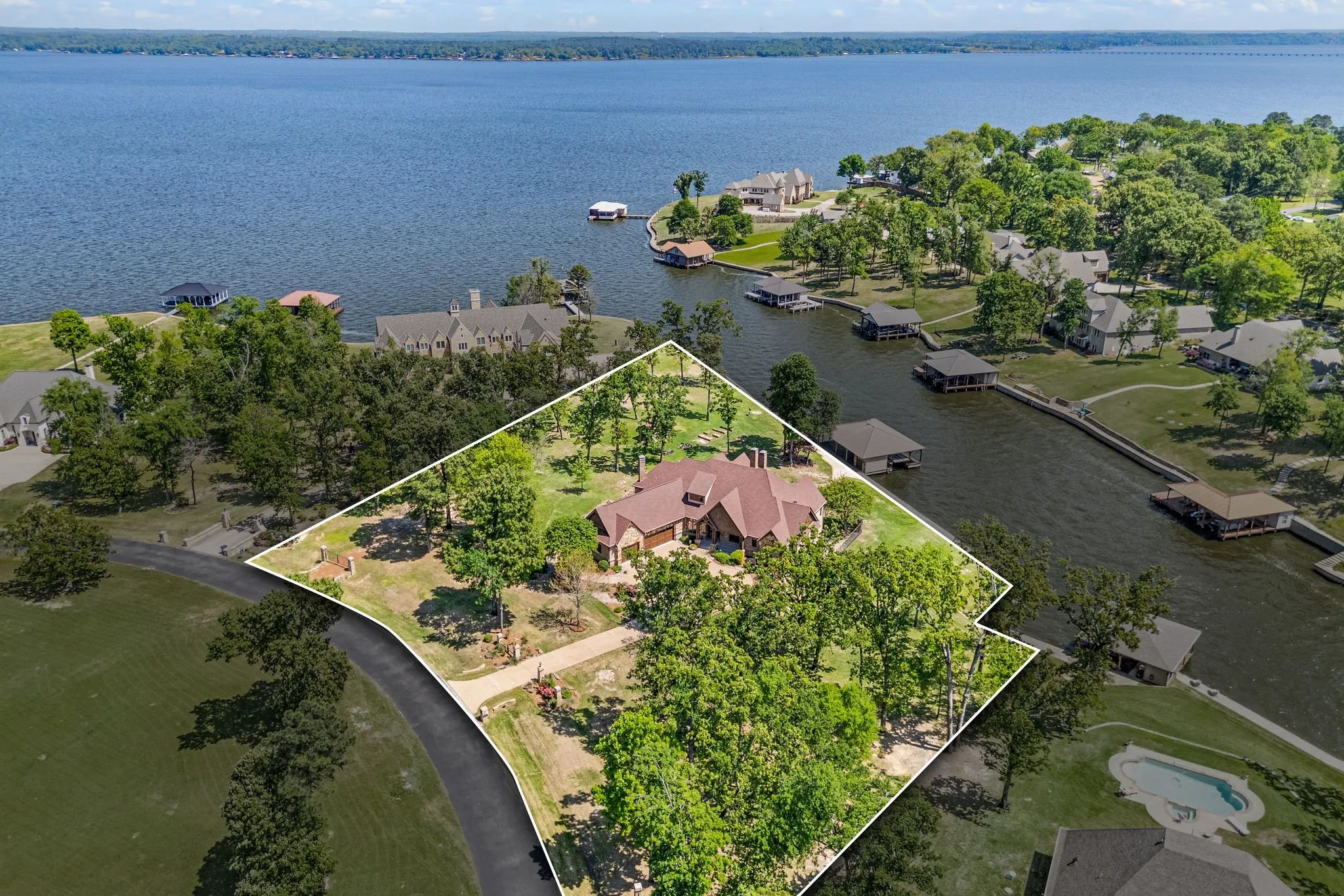 Single Family Residence For Sale in Henderson County , 5581 Nancy Circle, Chandler, Texas 75758, 4 Bedroom, 5 Bathroom, 3 Garage spaces, 6,317 Sqft, built in 2012, Preowned, mls#21163847, Real Estate Agent in Chandler, Homes For Sale in Henderson county, Homes For Sale in Chandler, Realtor in Chandler Texas, Real Estate Brokerage Independent Realty Texas, Luminita Cordes Realtor