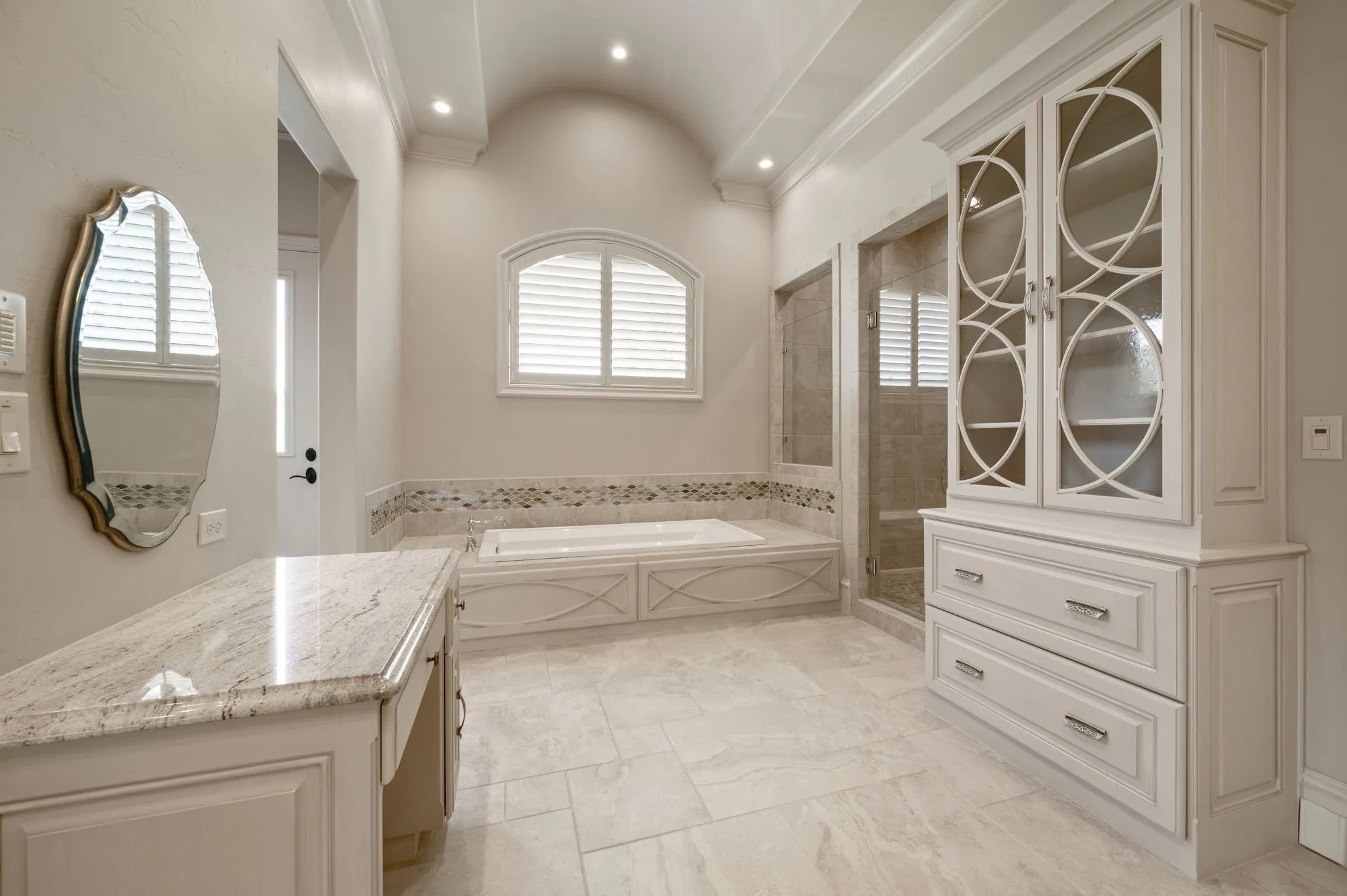 Single Family Residence For Sale in Henderson County , 5581 Nancy Circle, Chandler, Texas 75758, 4 Bedroom, 5 Bathroom, 3 Garage spaces, 6,317 Sqft, built in 2012, Preowned, mls#21163847, Real Estate Agent in Chandler, Homes For Sale in Henderson county, Homes For Sale in Chandler, Realtor in Chandler Texas, Real Estate Brokerage Independent Realty Texas, Luminita Cordes Realtor