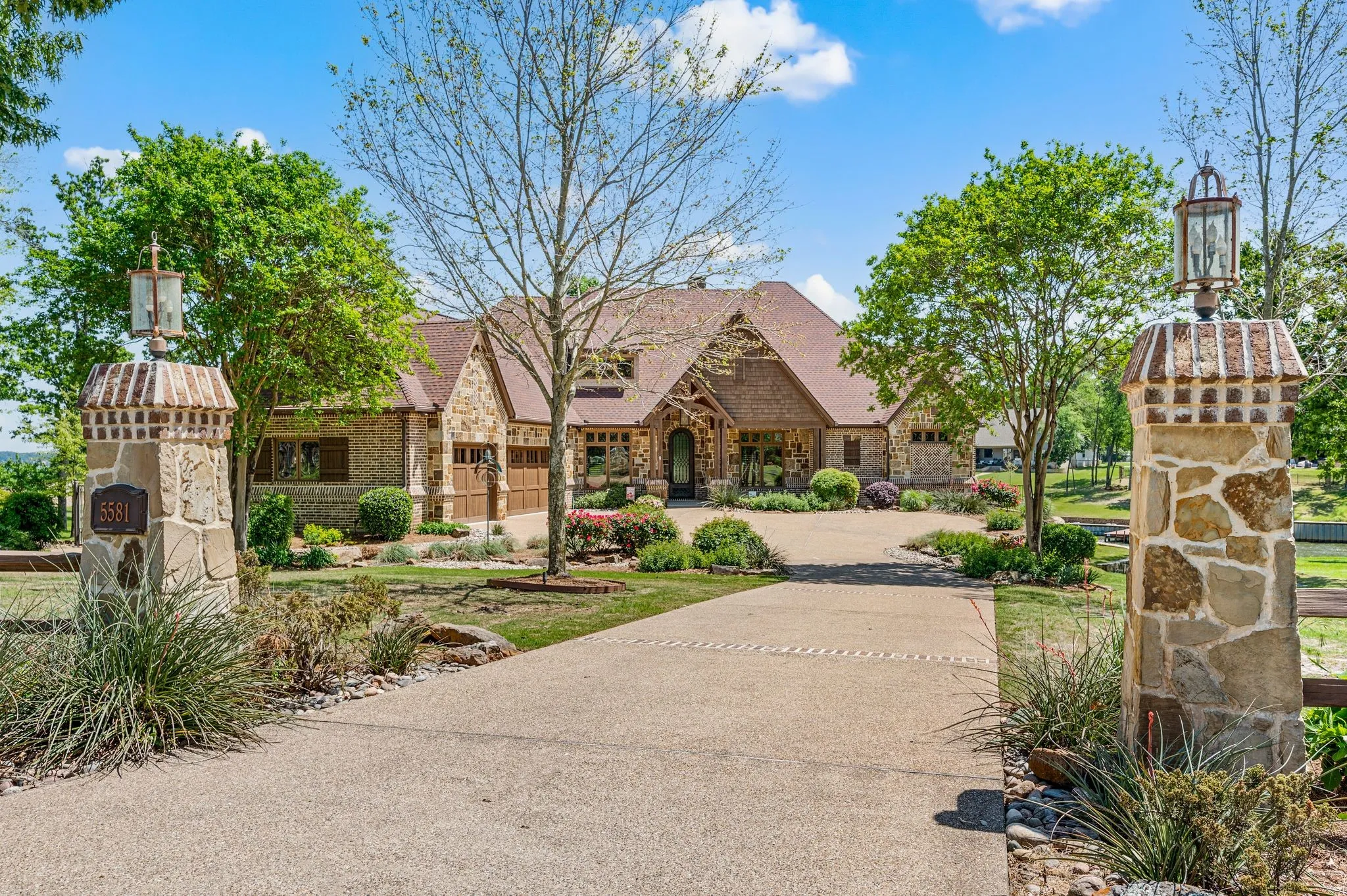 Single Family Residence For Sale in Henderson County , 5581 Nancy Circle, Chandler, Texas 75758, 4 Bedroom, 5 Bathroom, 3 Garage spaces, 6,317 Sqft, built in 2012, Preowned, mls#21163847, Real Estate Agent in Chandler, Homes For Sale in Henderson county, Homes For Sale in Chandler, Realtor in Chandler Texas, Real Estate Brokerage Independent Realty Texas, Luminita Cordes Realtor
