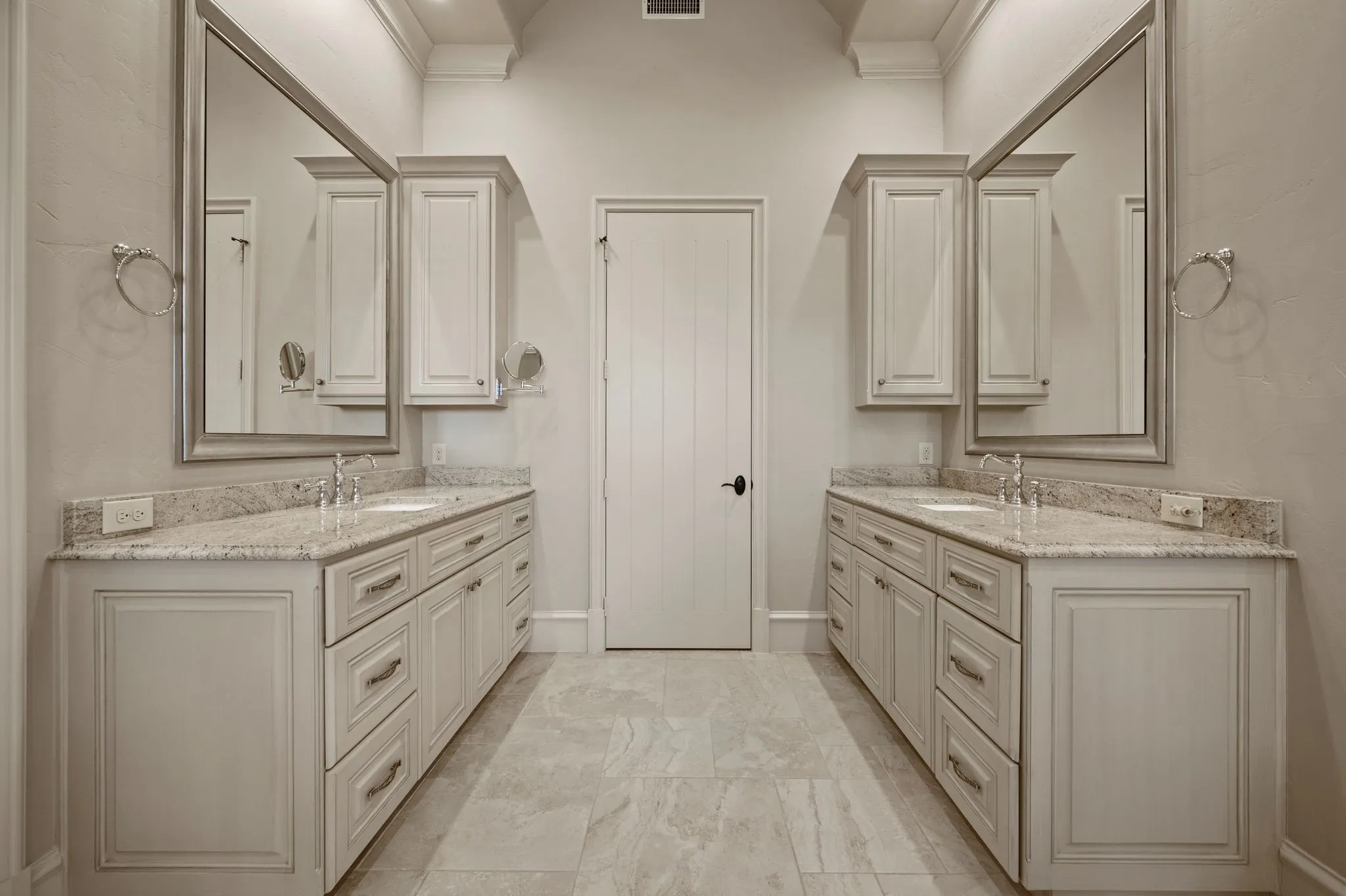 Single Family Residence For Sale in Henderson County , 5581 Nancy Circle, Chandler, Texas 75758, 4 Bedroom, 5 Bathroom, 3 Garage spaces, 6,317 Sqft, built in 2012, Preowned, mls#21163847, Real Estate Agent in Chandler, Homes For Sale in Henderson county, Homes For Sale in Chandler, Realtor in Chandler Texas, Real Estate Brokerage Independent Realty Texas, Luminita Cordes Realtor