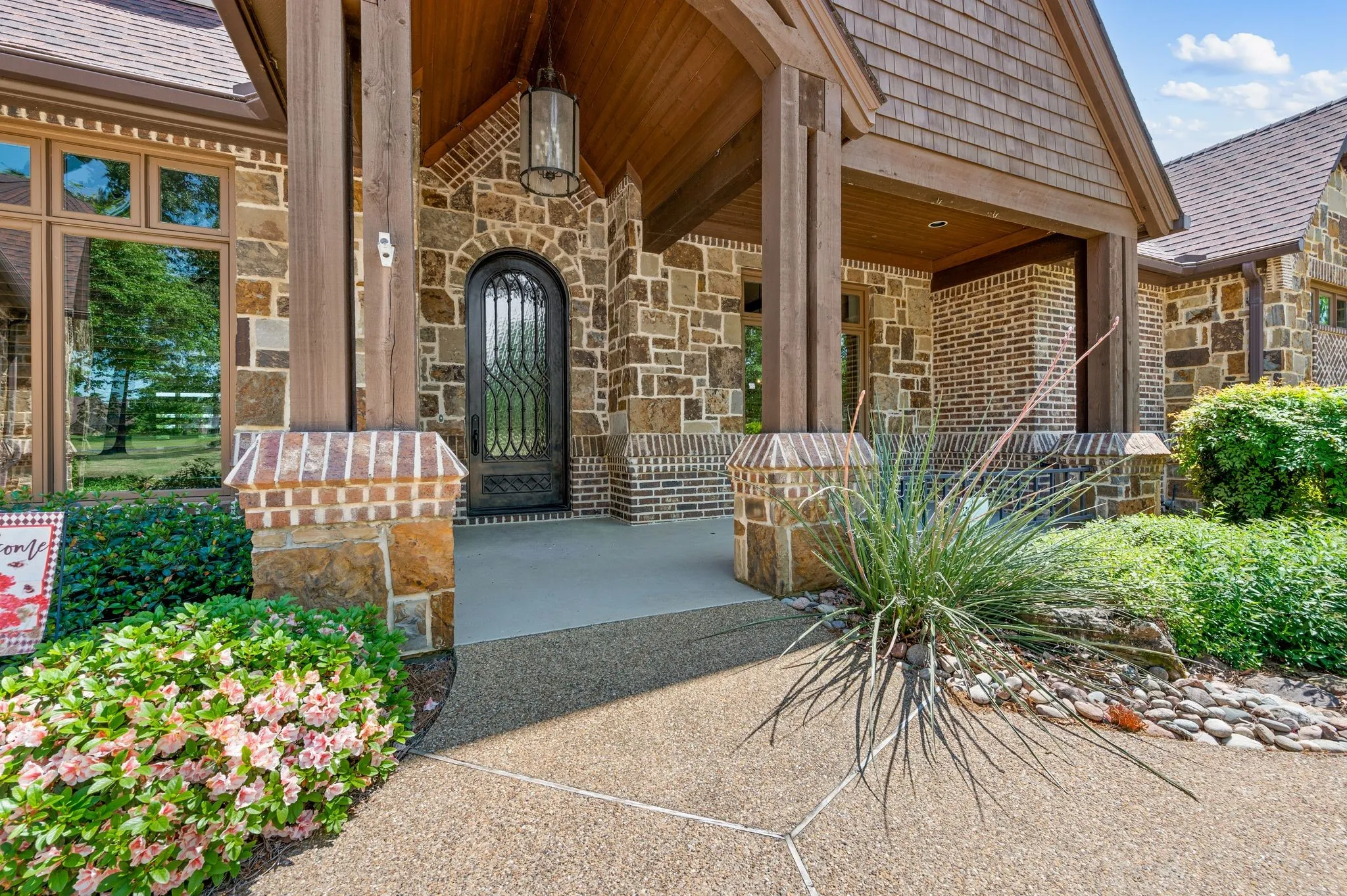 Single Family Residence For Sale in Henderson County , 5581 Nancy Circle, Chandler, Texas 75758, 4 Bedroom, 5 Bathroom, 3 Garage spaces, 6,317 Sqft, built in 2012, Preowned, mls#21163847, Real Estate Agent in Chandler, Homes For Sale in Henderson county, Homes For Sale in Chandler, Realtor in Chandler Texas, Real Estate Brokerage Independent Realty Texas, Luminita Cordes Realtor