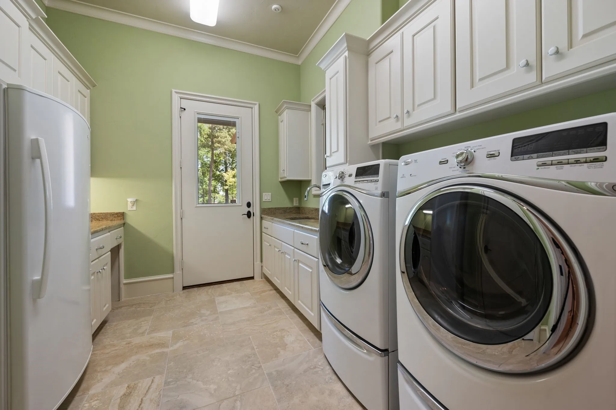 Single Family Residence For Sale in Henderson County , 5581 Nancy Circle, Chandler, Texas 75758, 4 Bedroom, 5 Bathroom, 3 Garage spaces, 6,317 Sqft, built in 2012, Preowned, mls#21163847, Real Estate Agent in Chandler, Homes For Sale in Henderson county, Homes For Sale in Chandler, Realtor in Chandler Texas, Real Estate Brokerage Independent Realty Texas, Luminita Cordes Realtor