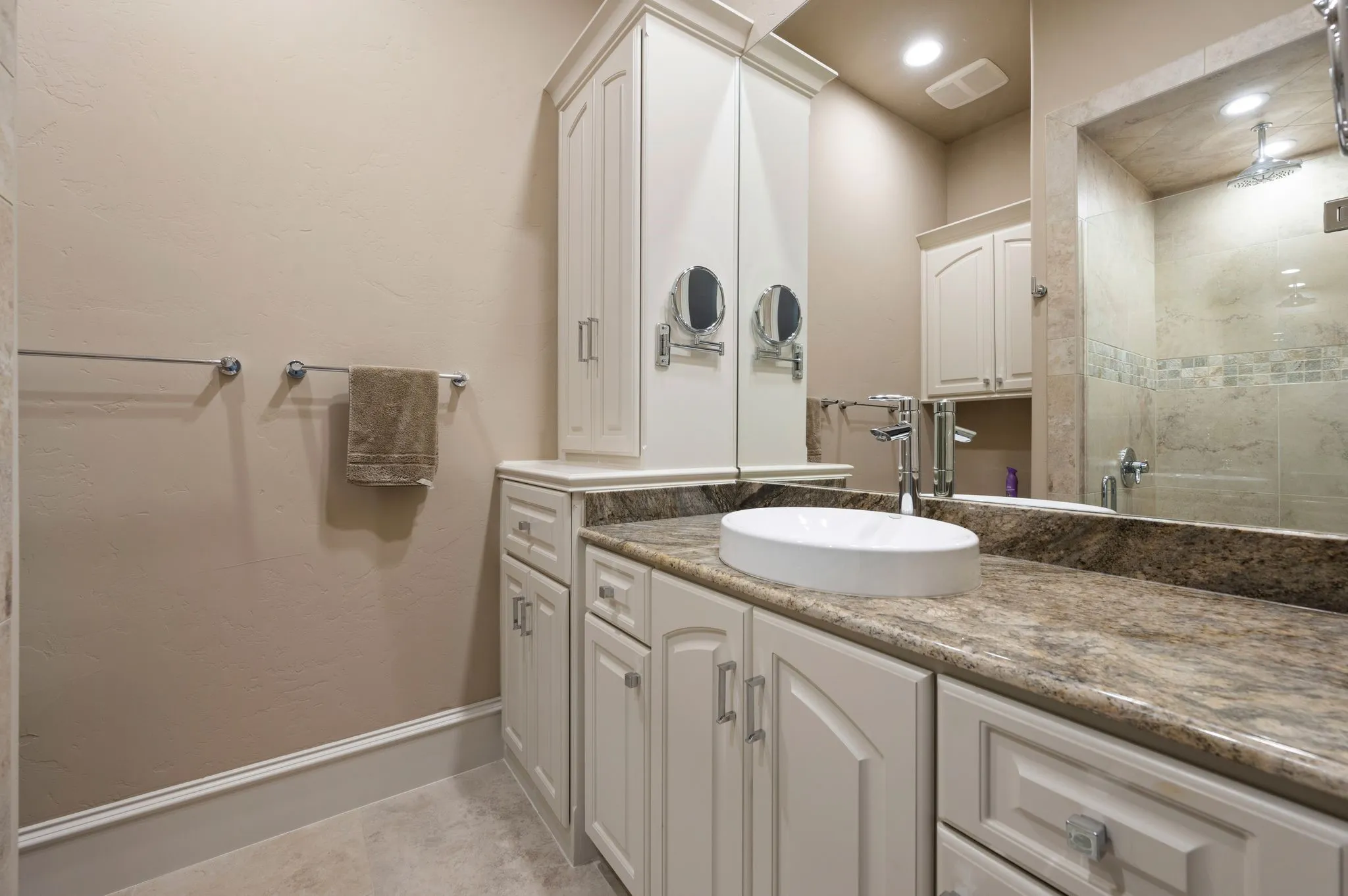 Single Family Residence For Sale in Henderson County , 5581 Nancy Circle, Chandler, Texas 75758, 4 Bedroom, 5 Bathroom, 3 Garage spaces, 6,317 Sqft, built in 2012, Preowned, mls#21163847, Real Estate Agent in Chandler, Homes For Sale in Henderson county, Homes For Sale in Chandler, Realtor in Chandler Texas, Real Estate Brokerage Independent Realty Texas, Luminita Cordes Realtor