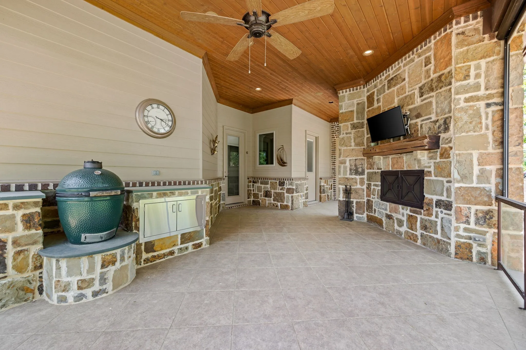 Single Family Residence For Sale in Henderson County , 5581 Nancy Circle, Chandler, Texas 75758, 4 Bedroom, 5 Bathroom, 3 Garage spaces, 6,317 Sqft, built in 2012, Preowned, mls#21163847, Real Estate Agent in Chandler, Homes For Sale in Henderson county, Homes For Sale in Chandler, Realtor in Chandler Texas, Real Estate Brokerage Independent Realty Texas, Luminita Cordes Realtor