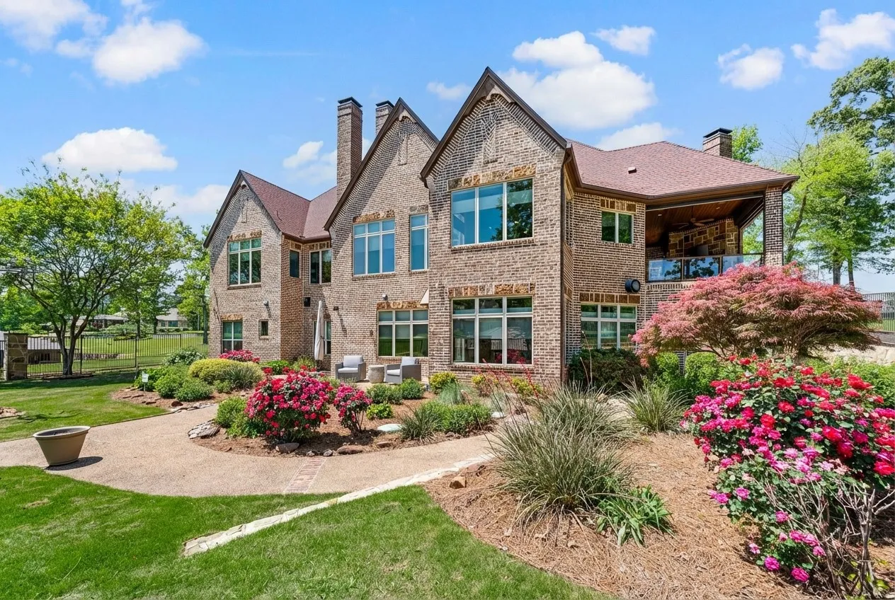 Single Family Residence For Sale in Henderson County , 5581 Nancy Circle, Chandler, Texas 75758, 4 Bedroom, 5 Bathroom, 3 Garage spaces, 6,317 Sqft, built in 2012, Preowned, mls#21163847, Real Estate Agent in Chandler, Homes For Sale in Henderson county, Homes For Sale in Chandler, Realtor in Chandler Texas, Real Estate Brokerage Independent Realty Texas, Luminita Cordes Realtor