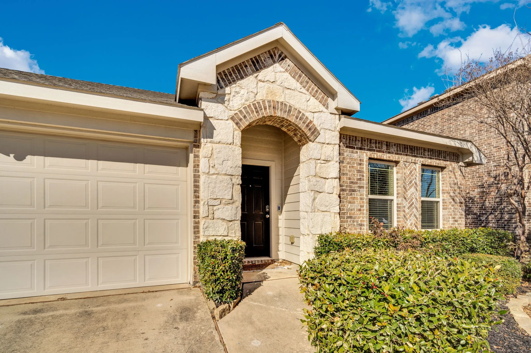Single Family Residence For Sale in Kaufman County , 2107 Danibelle Drive, Forney, Texas 75126, 3 Bedroom, 2 Bathroom, 2 Garage spaces, 2,216 Sqft, built in 2015, mls#21185682, Real Estate Agent in Forney, Homes For Sale in Kaufman county, Homes For Sale in Forney, Realtor in Forney Texas, Real Estate Brokerage Independent Realty Texas, Luminita Cordes Realtor