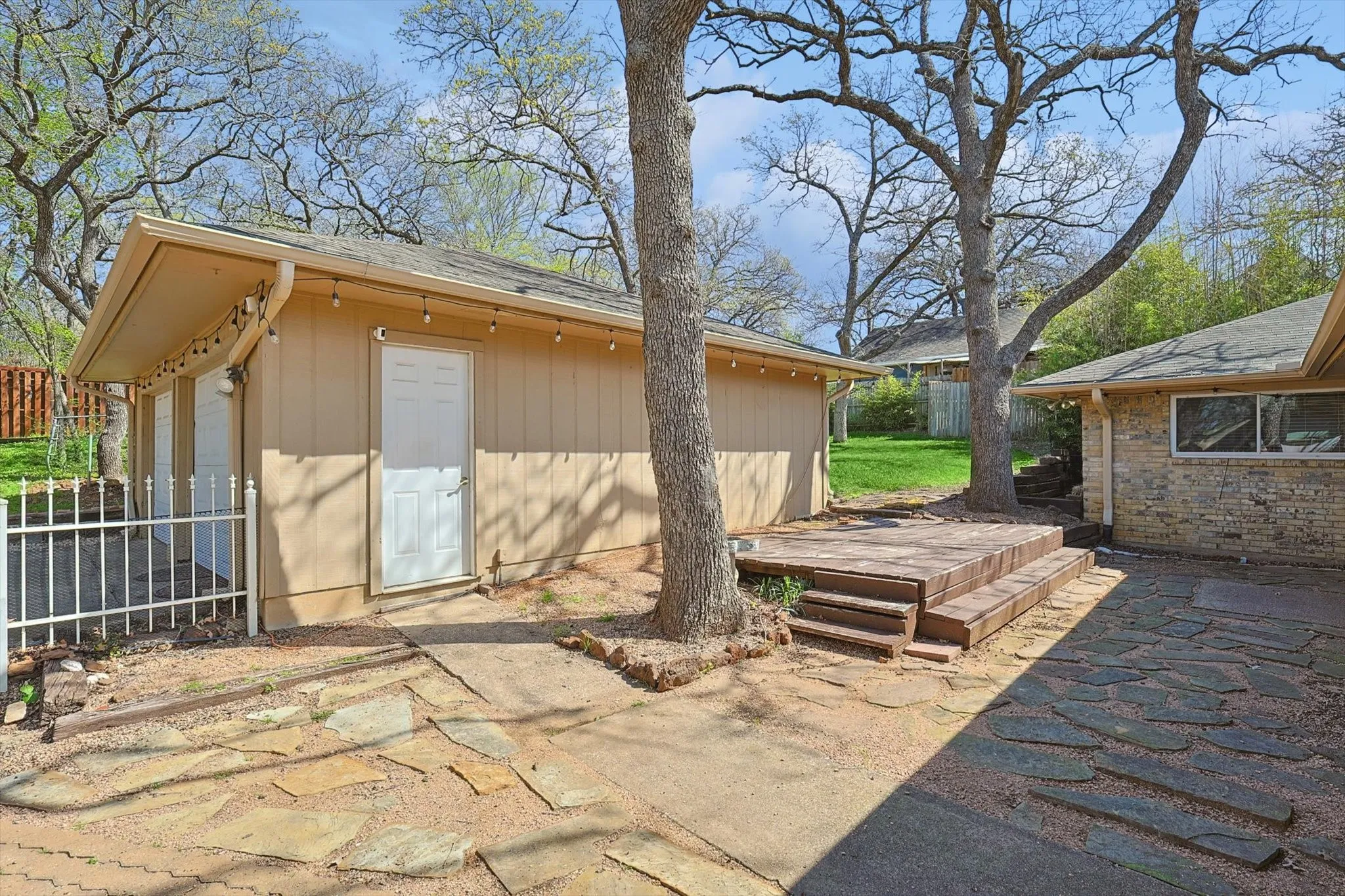 Single Family Residence For Sale in Denton County , 1005 Hopkins Drive, Denton, Texas 76205, 3 Bedroom, 3 Bathroom, 2 Garage spaces, 2,696 Sqft, built in 1974, Preowned, mls#21183990, Real Estate Agent in Denton, Homes For Sale in Denton county, Homes For Sale in Denton, Realtor in Denton Texas, Real Estate Brokerage Independent Realty Texas, Luminita Cordes Realtor