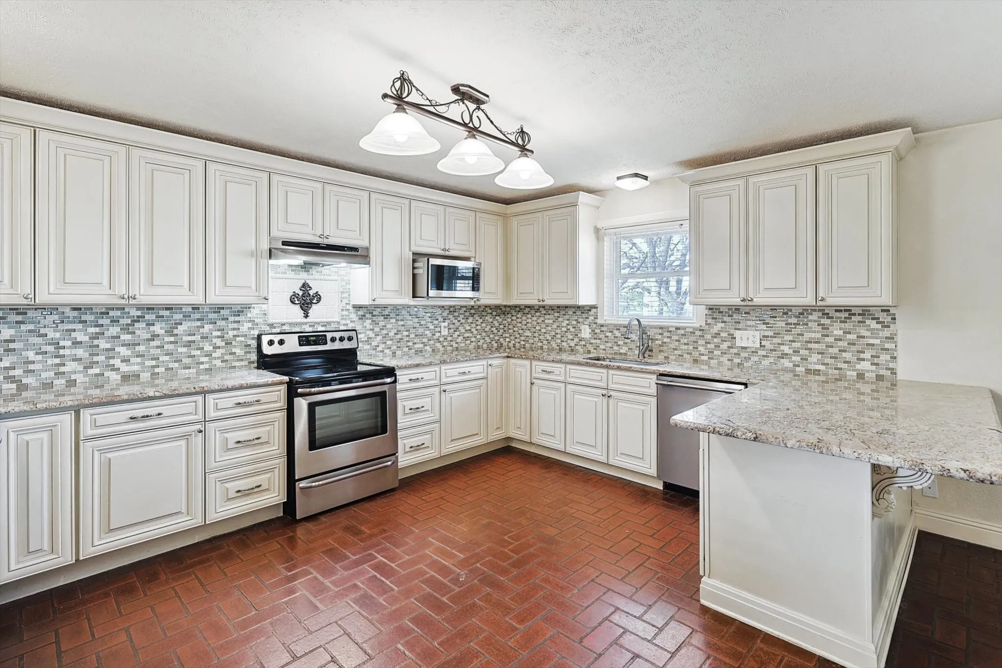 Single Family Residence For Sale in Denton County , 1005 Hopkins Drive, Denton, Texas 76205, 3 Bedroom, 3 Bathroom, 2 Garage spaces, 2,696 Sqft, built in 1974, Preowned, mls#21183990, Real Estate Agent in Denton, Homes For Sale in Denton county, Homes For Sale in Denton, Realtor in Denton Texas, Real Estate Brokerage Independent Realty Texas, Luminita Cordes Realtor