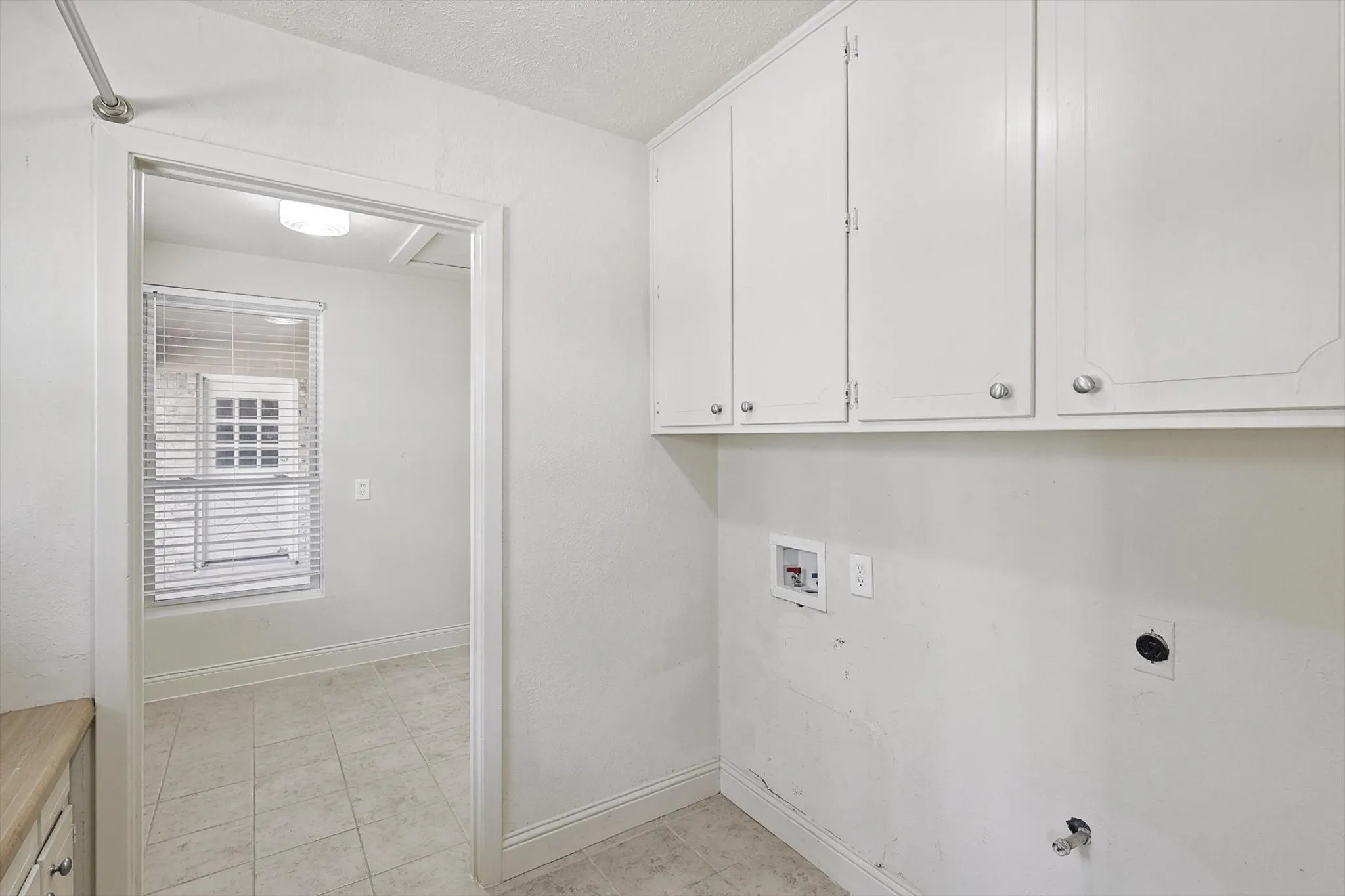 Single Family Residence For Sale in Denton County , 1005 Hopkins Drive, Denton, Texas 76205, 3 Bedroom, 3 Bathroom, 2 Garage spaces, 2,696 Sqft, built in 1974, Preowned, mls#21183990, Real Estate Agent in Denton, Homes For Sale in Denton county, Homes For Sale in Denton, Realtor in Denton Texas, Real Estate Brokerage Independent Realty Texas, Luminita Cordes Realtor