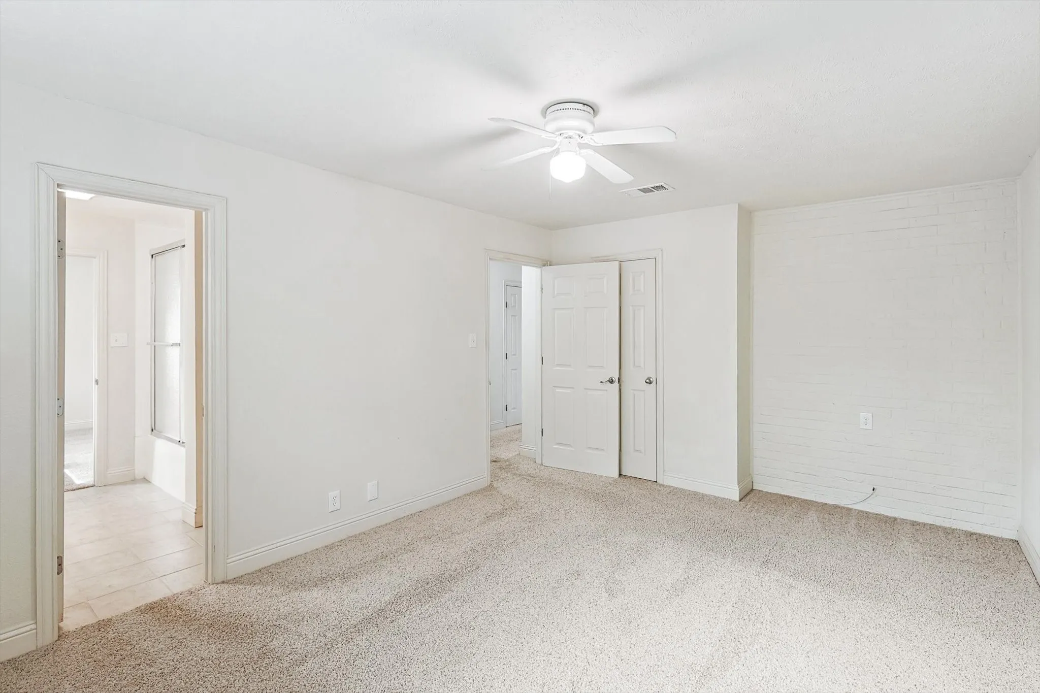 Single Family Residence For Sale in Denton County , 1005 Hopkins Drive, Denton, Texas 76205, 3 Bedroom, 3 Bathroom, 2 Garage spaces, 2,696 Sqft, built in 1974, Preowned, mls#21183990, Real Estate Agent in Denton, Homes For Sale in Denton county, Homes For Sale in Denton, Realtor in Denton Texas, Real Estate Brokerage Independent Realty Texas, Luminita Cordes Realtor