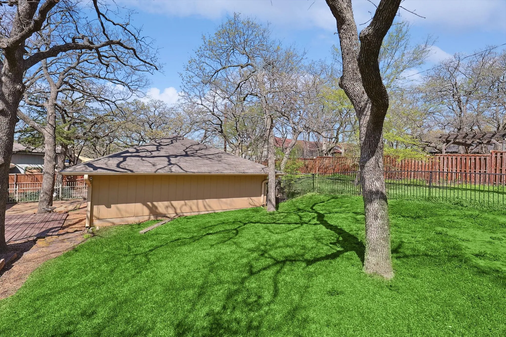 Single Family Residence For Sale in Denton County , 1005 Hopkins Drive, Denton, Texas 76205, 3 Bedroom, 3 Bathroom, 2 Garage spaces, 2,696 Sqft, built in 1974, Preowned, mls#21183990, Real Estate Agent in Denton, Homes For Sale in Denton county, Homes For Sale in Denton, Realtor in Denton Texas, Real Estate Brokerage Independent Realty Texas, Luminita Cordes Realtor