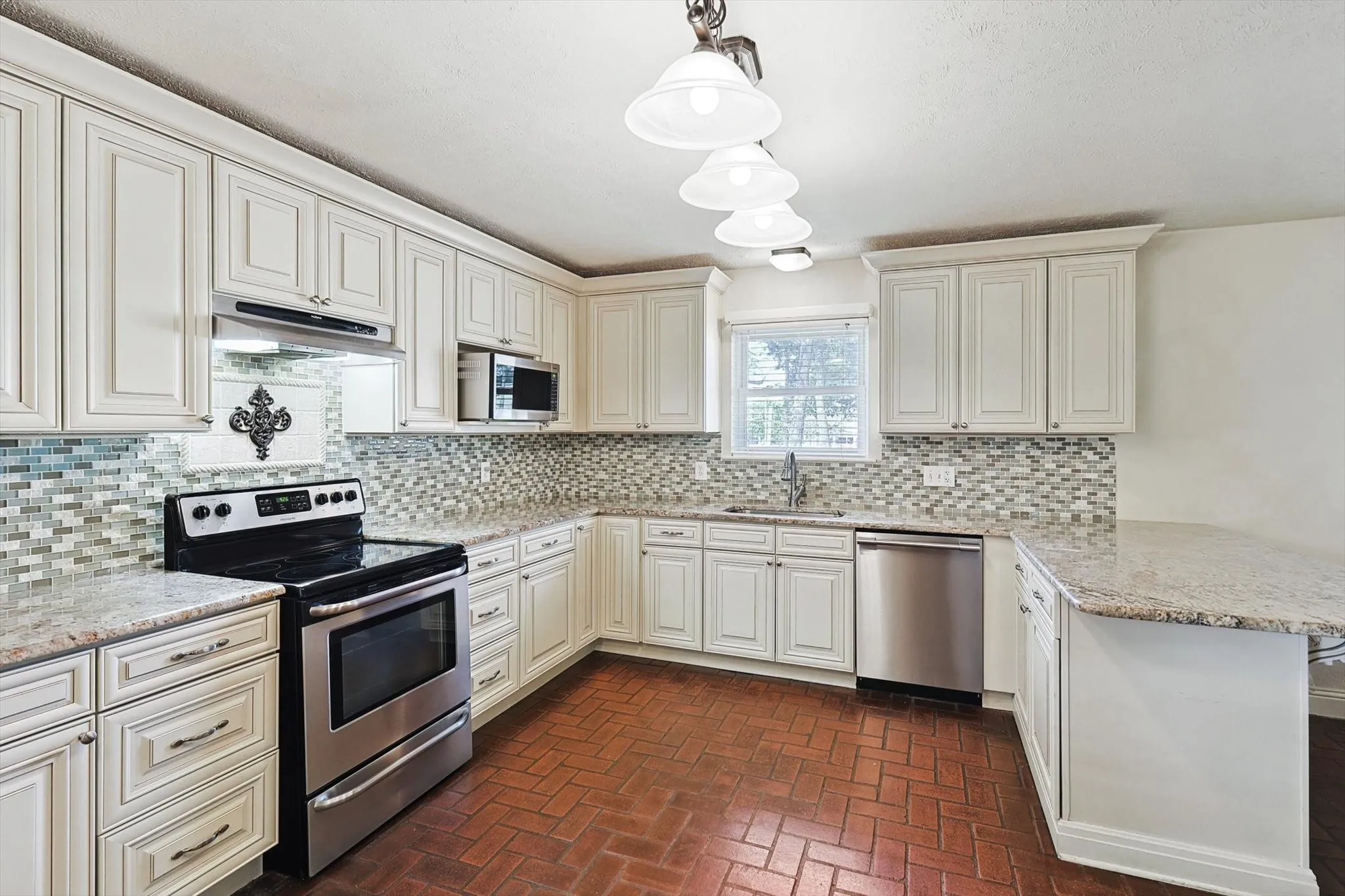 Single Family Residence For Sale in Denton County , 1005 Hopkins Drive, Denton, Texas 76205, 3 Bedroom, 3 Bathroom, 2 Garage spaces, 2,696 Sqft, built in 1974, Preowned, mls#21183990, Real Estate Agent in Denton, Homes For Sale in Denton county, Homes For Sale in Denton, Realtor in Denton Texas, Real Estate Brokerage Independent Realty Texas, Luminita Cordes Realtor