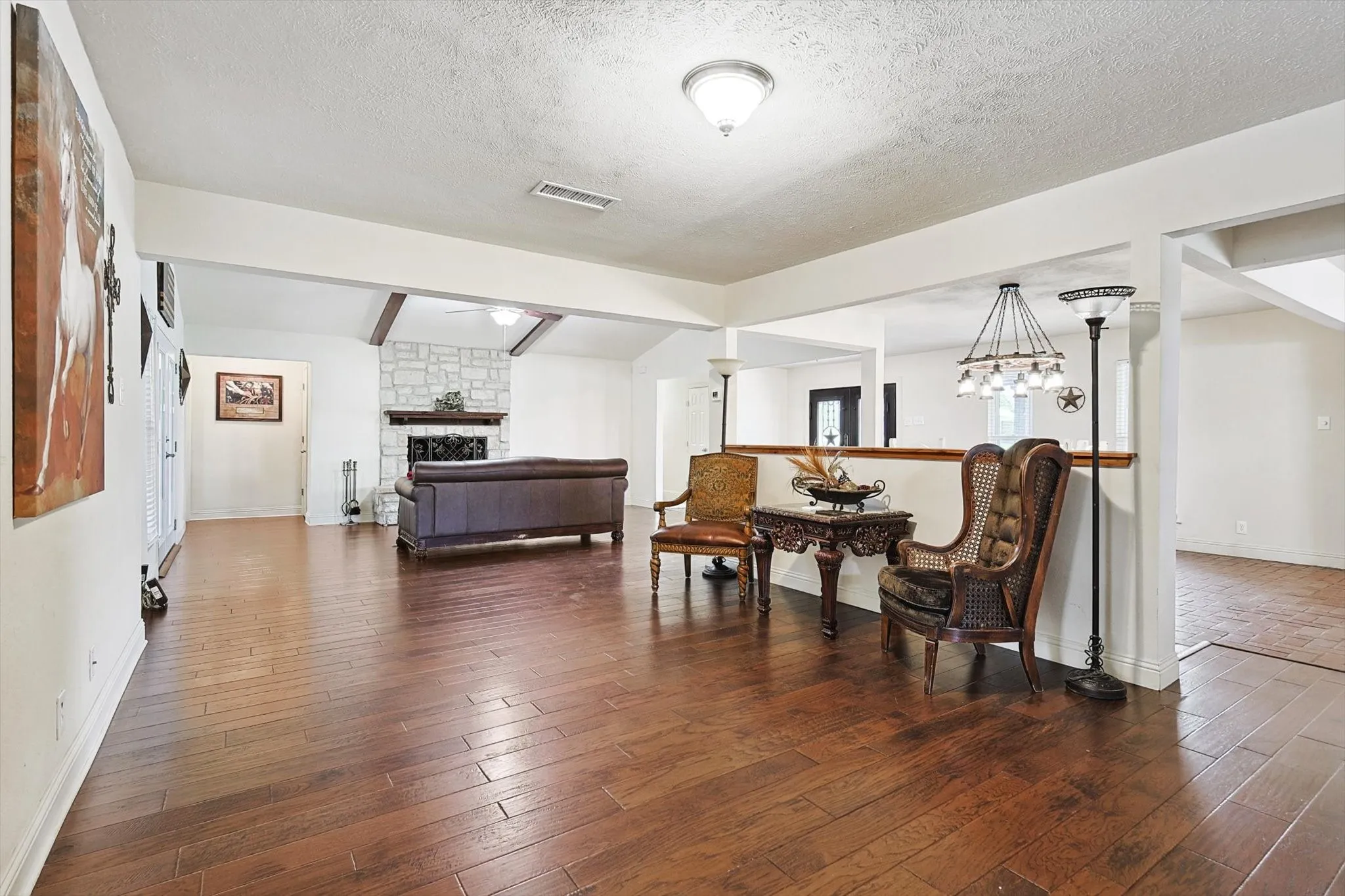 Single Family Residence For Sale in Denton County , 1005 Hopkins Drive, Denton, Texas 76205, 3 Bedroom, 3 Bathroom, 2 Garage spaces, 2,696 Sqft, built in 1974, Preowned, mls#21183990, Real Estate Agent in Denton, Homes For Sale in Denton county, Homes For Sale in Denton, Realtor in Denton Texas, Real Estate Brokerage Independent Realty Texas, Luminita Cordes Realtor