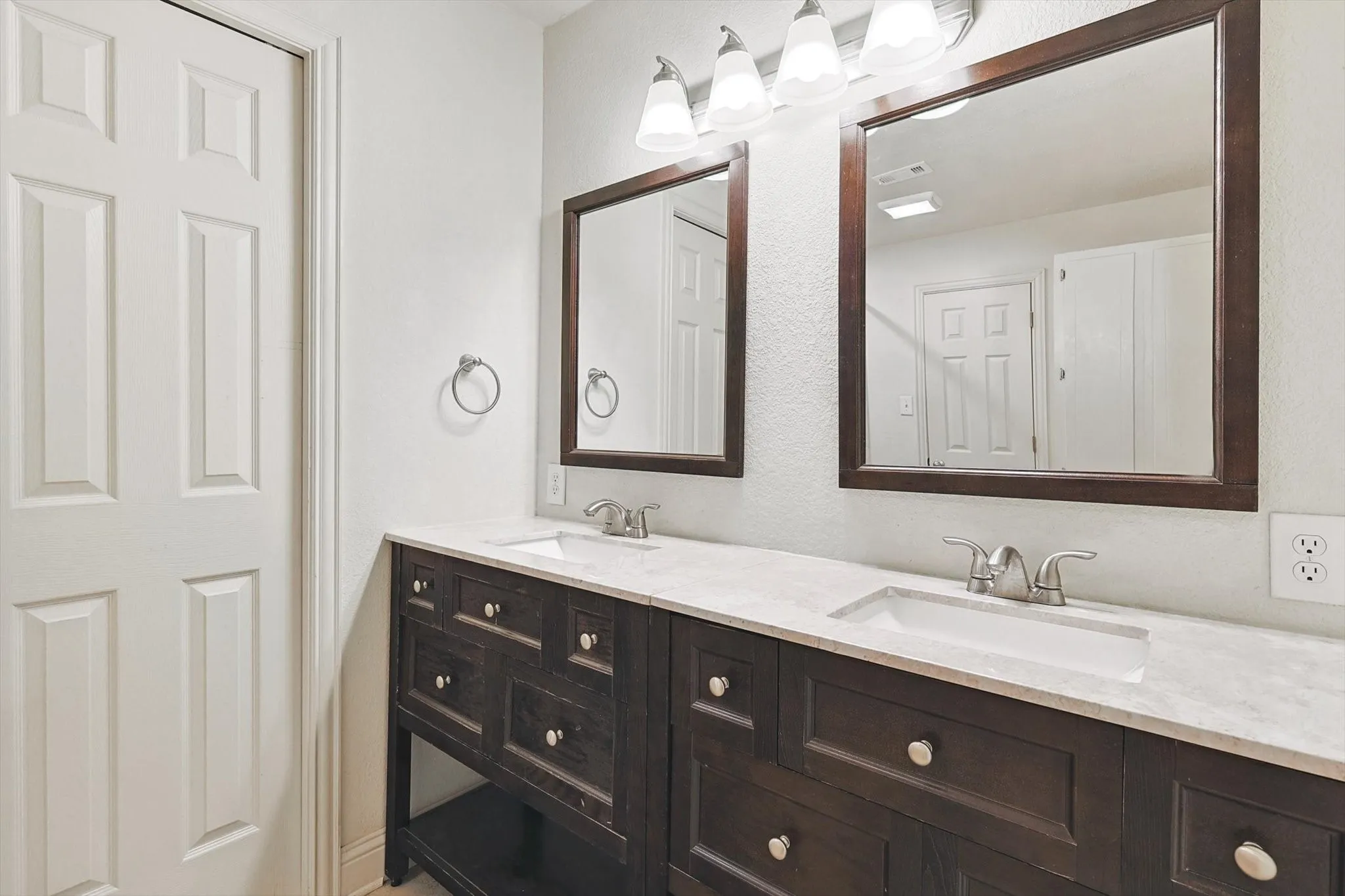Single Family Residence For Sale in Denton County , 1005 Hopkins Drive, Denton, Texas 76205, 3 Bedroom, 3 Bathroom, 2 Garage spaces, 2,696 Sqft, built in 1974, Preowned, mls#21183990, Real Estate Agent in Denton, Homes For Sale in Denton county, Homes For Sale in Denton, Realtor in Denton Texas, Real Estate Brokerage Independent Realty Texas, Luminita Cordes Realtor