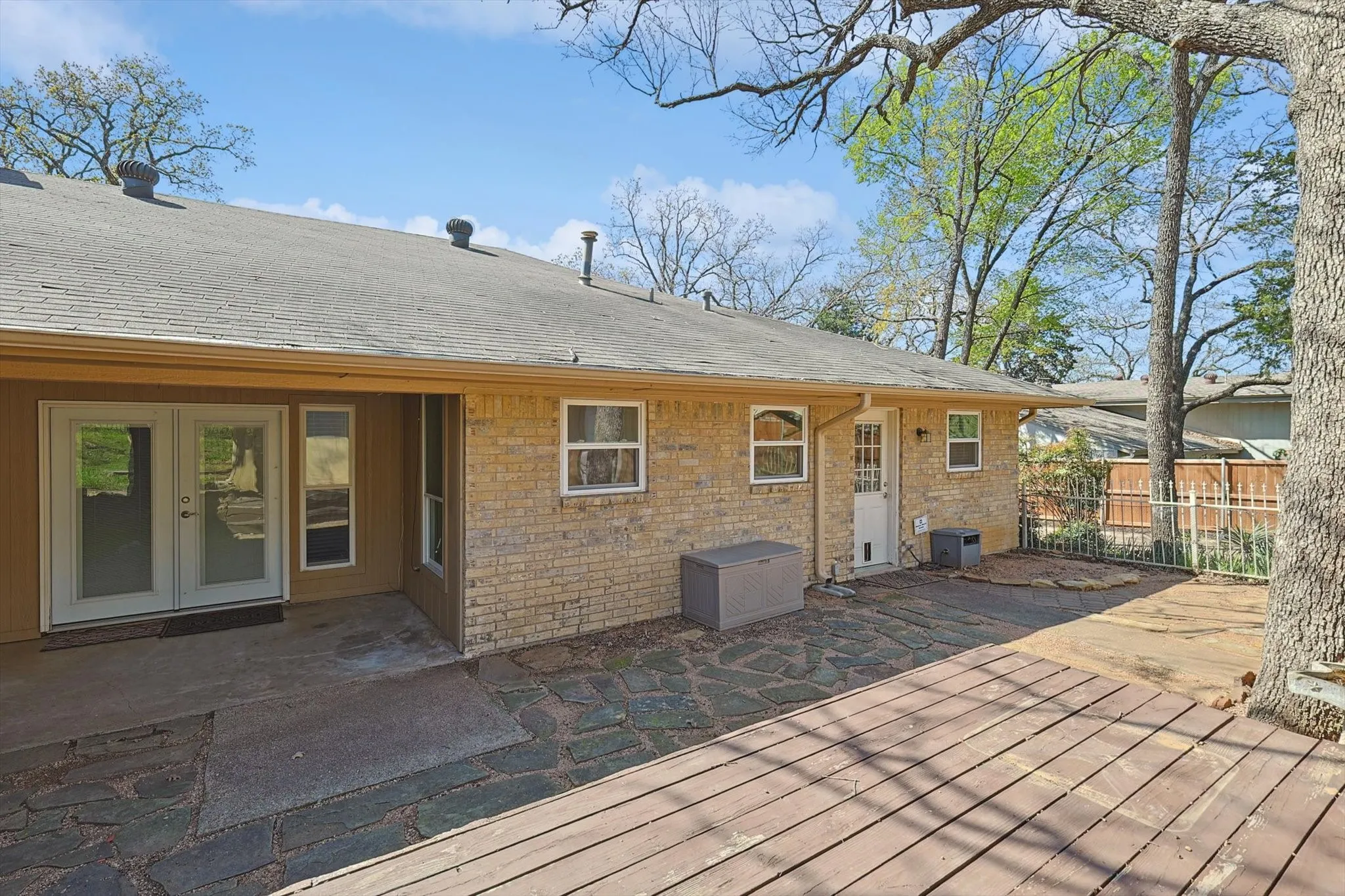 Single Family Residence For Sale in Denton County , 1005 Hopkins Drive, Denton, Texas 76205, 3 Bedroom, 3 Bathroom, 2 Garage spaces, 2,696 Sqft, built in 1974, Preowned, mls#21183990, Real Estate Agent in Denton, Homes For Sale in Denton county, Homes For Sale in Denton, Realtor in Denton Texas, Real Estate Brokerage Independent Realty Texas, Luminita Cordes Realtor
