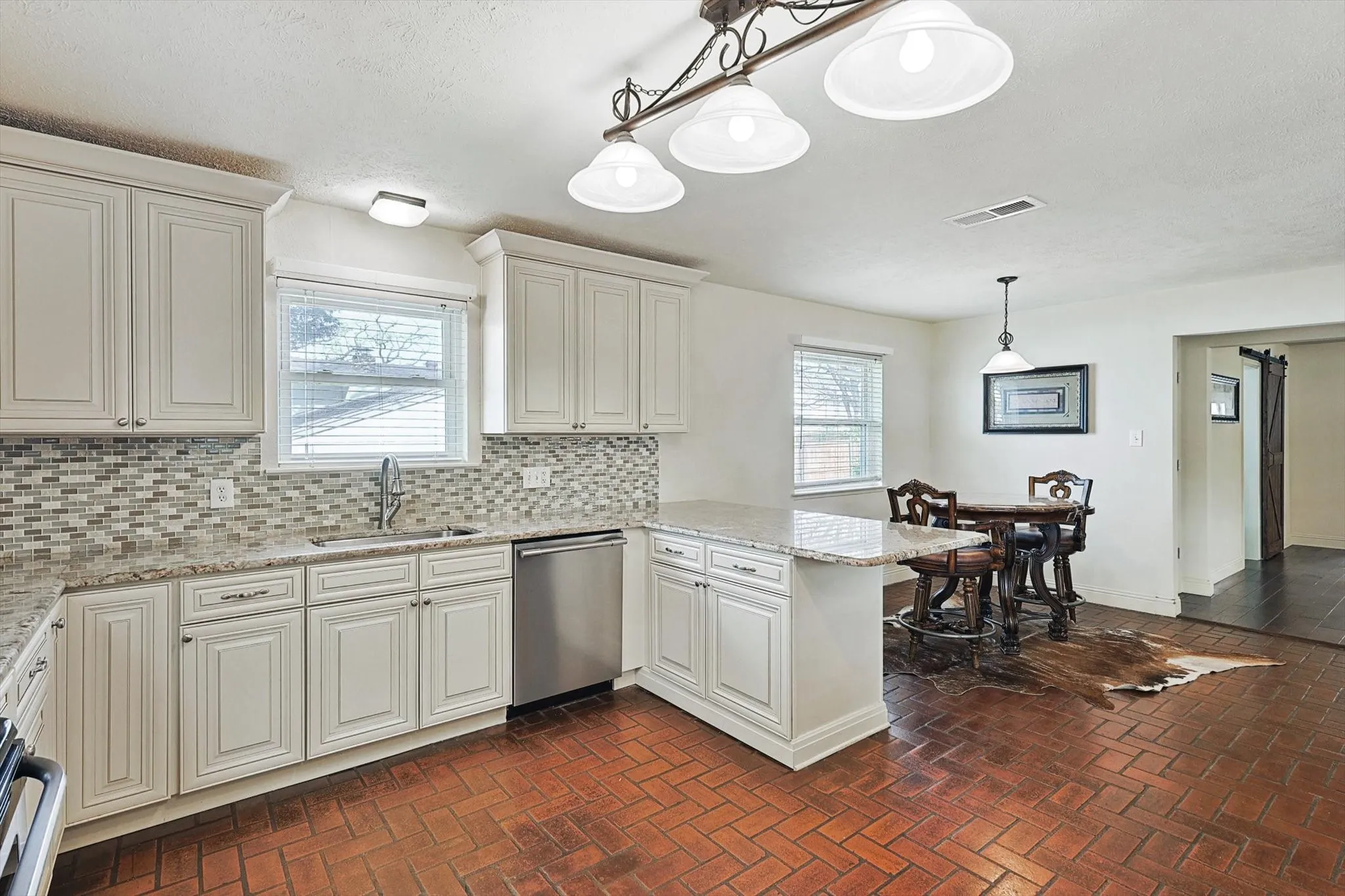 Single Family Residence For Sale in Denton County , 1005 Hopkins Drive, Denton, Texas 76205, 3 Bedroom, 3 Bathroom, 2 Garage spaces, 2,696 Sqft, built in 1974, Preowned, mls#21183990, Real Estate Agent in Denton, Homes For Sale in Denton county, Homes For Sale in Denton, Realtor in Denton Texas, Real Estate Brokerage Independent Realty Texas, Luminita Cordes Realtor