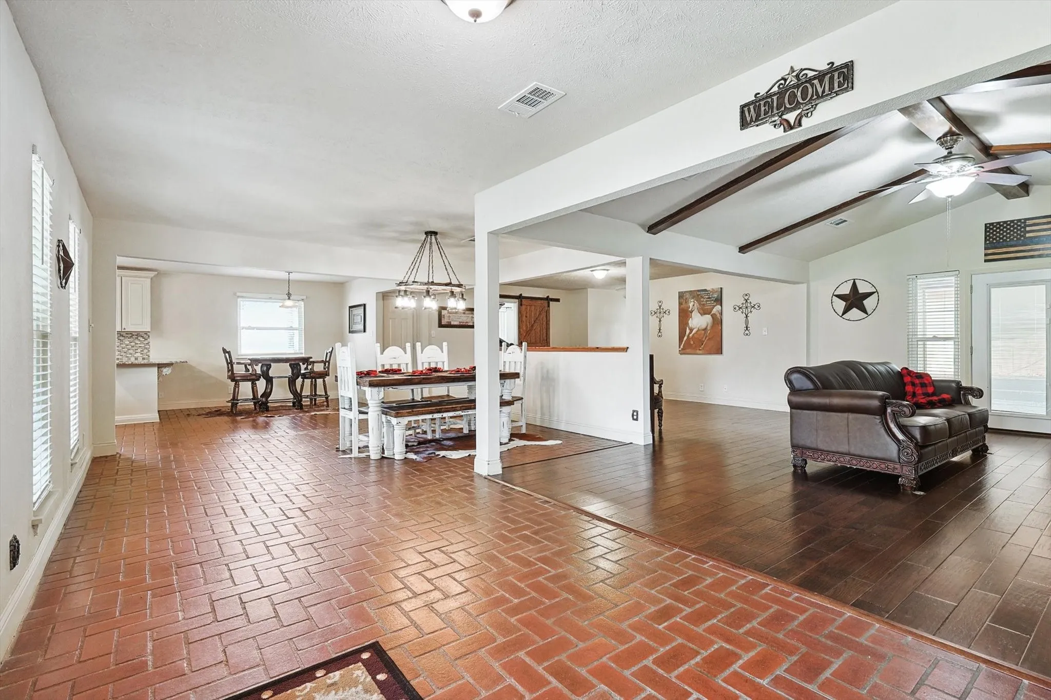 Single Family Residence For Sale in Denton County , 1005 Hopkins Drive, Denton, Texas 76205, 3 Bedroom, 3 Bathroom, 2 Garage spaces, 2,696 Sqft, built in 1974, Preowned, mls#21183990, Real Estate Agent in Denton, Homes For Sale in Denton county, Homes For Sale in Denton, Realtor in Denton Texas, Real Estate Brokerage Independent Realty Texas, Luminita Cordes Realtor