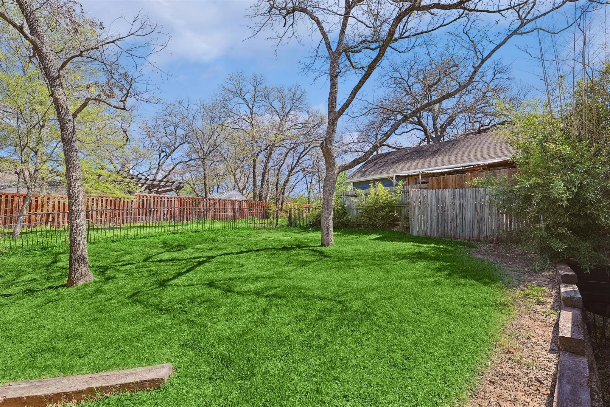 Single Family Residence For Sale in Denton County , 1005 Hopkins Drive, Denton, Texas 76205, 3 Bedroom, 3 Bathroom, 2 Garage spaces, 2,696 Sqft, built in 1974, Preowned, mls#21183990, Real Estate Agent in Denton, Homes For Sale in Denton county, Homes For Sale in Denton, Realtor in Denton Texas, Real Estate Brokerage Independent Realty Texas, Luminita Cordes Realtor