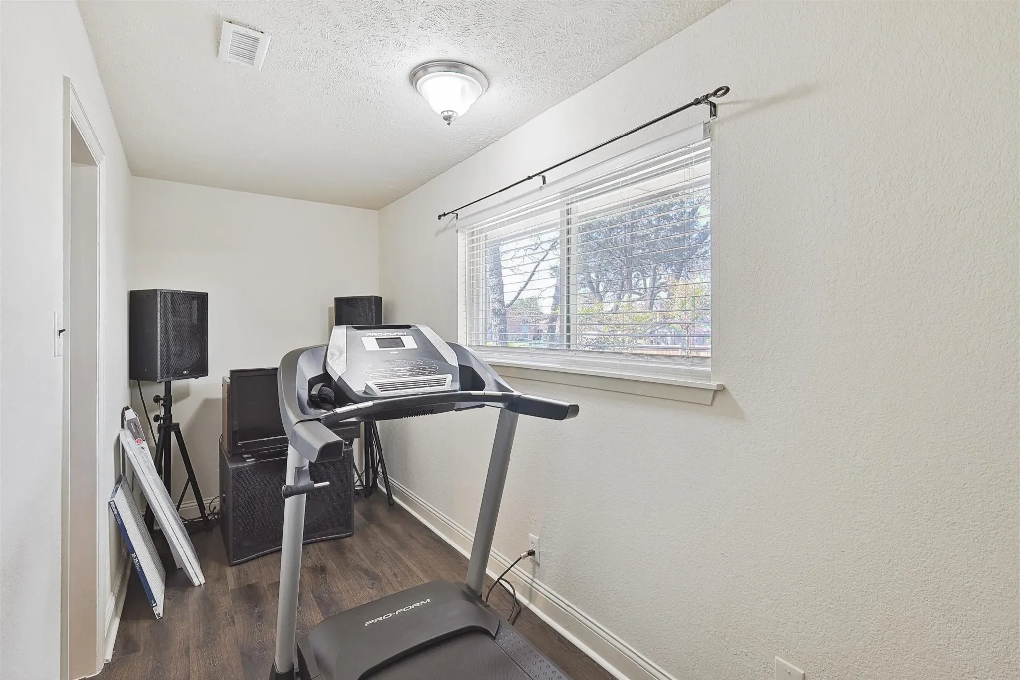 Single Family Residence For Sale in Denton County , 1005 Hopkins Drive, Denton, Texas 76205, 3 Bedroom, 3 Bathroom, 2 Garage spaces, 2,696 Sqft, built in 1974, Preowned, mls#21183990, Real Estate Agent in Denton, Homes For Sale in Denton county, Homes For Sale in Denton, Realtor in Denton Texas, Real Estate Brokerage Independent Realty Texas, Luminita Cordes Realtor