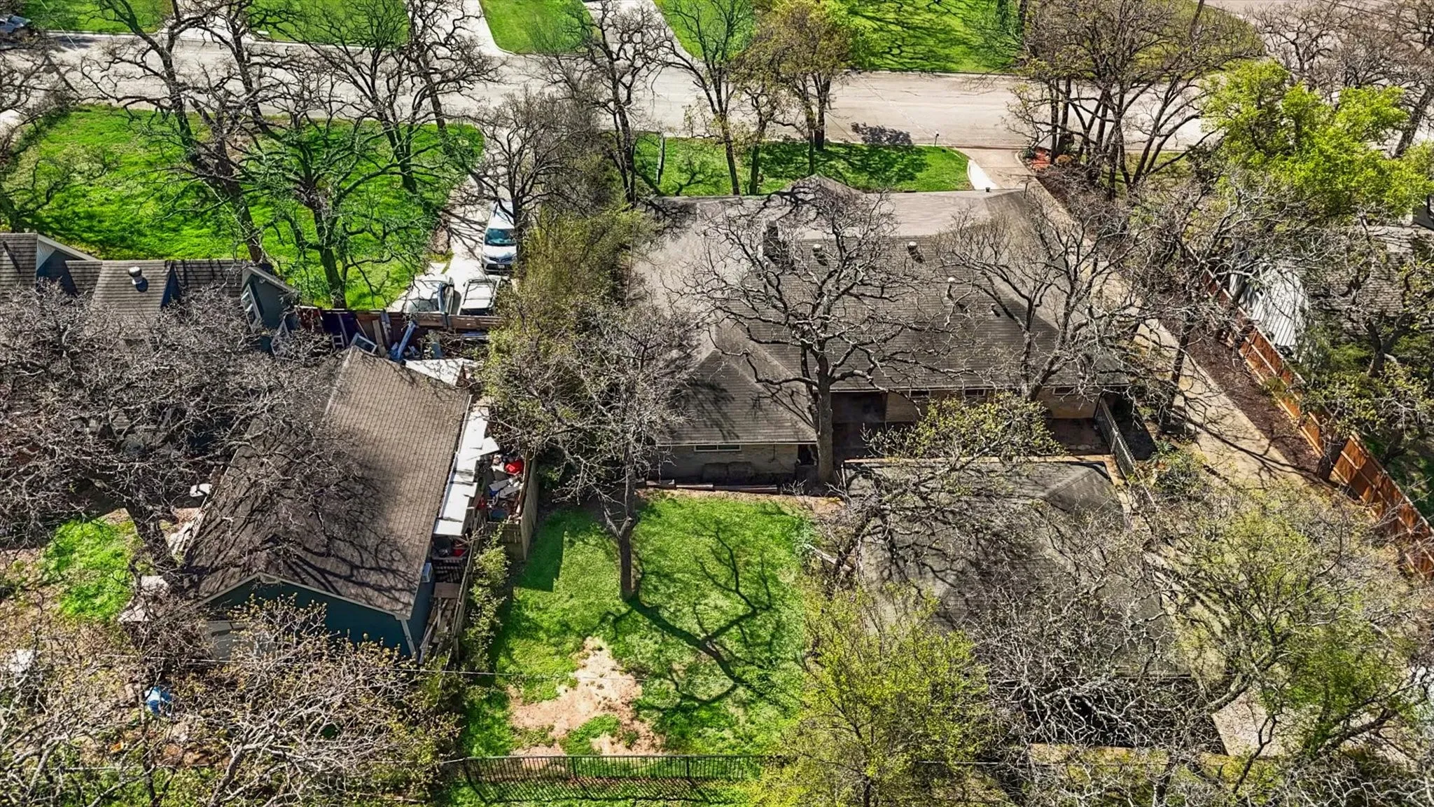 Single Family Residence For Sale in Denton County , 1005 Hopkins Drive, Denton, Texas 76205, 3 Bedroom, 3 Bathroom, 2 Garage spaces, 2,696 Sqft, built in 1974, Preowned, mls#21183990, Real Estate Agent in Denton, Homes For Sale in Denton county, Homes For Sale in Denton, Realtor in Denton Texas, Real Estate Brokerage Independent Realty Texas, Luminita Cordes Realtor
