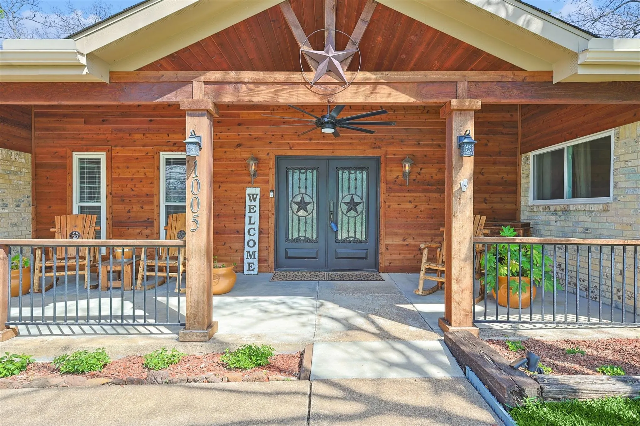 Single Family Residence For Sale in Denton County , 1005 Hopkins Drive, Denton, Texas 76205, 3 Bedroom, 3 Bathroom, 2 Garage spaces, 2,696 Sqft, built in 1974, Preowned, mls#21183990, Real Estate Agent in Denton, Homes For Sale in Denton county, Homes For Sale in Denton, Realtor in Denton Texas, Real Estate Brokerage Independent Realty Texas, Luminita Cordes Realtor