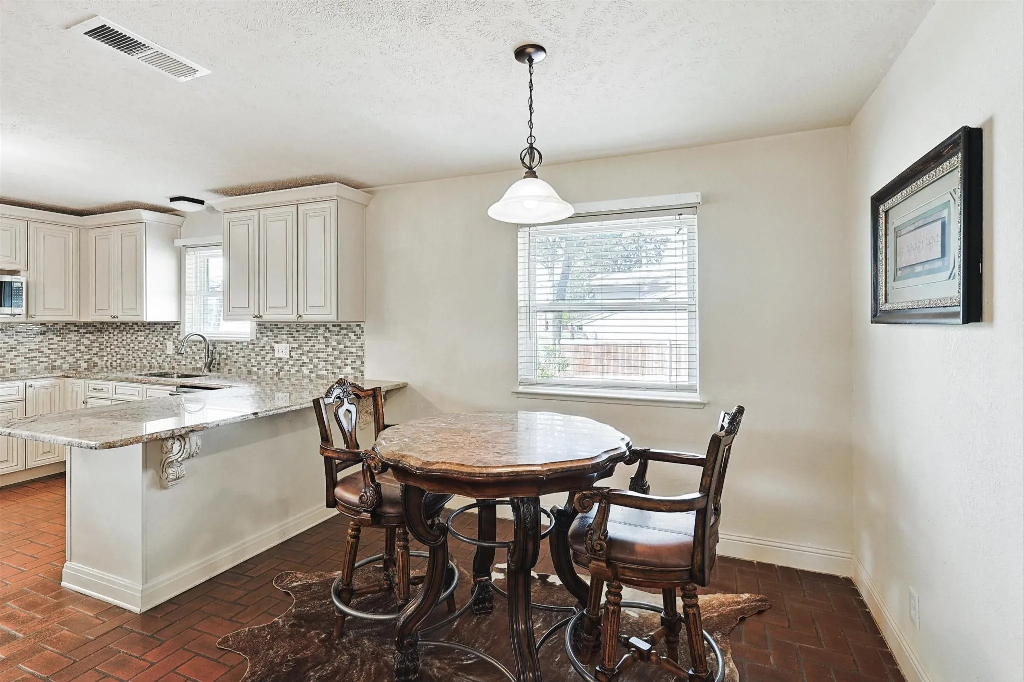 Single Family Residence For Sale in Denton County , 1005 Hopkins Drive, Denton, Texas 76205, 3 Bedroom, 3 Bathroom, 2 Garage spaces, 2,696 Sqft, built in 1974, Preowned, mls#21183990, Real Estate Agent in Denton, Homes For Sale in Denton county, Homes For Sale in Denton, Realtor in Denton Texas, Real Estate Brokerage Independent Realty Texas, Luminita Cordes Realtor