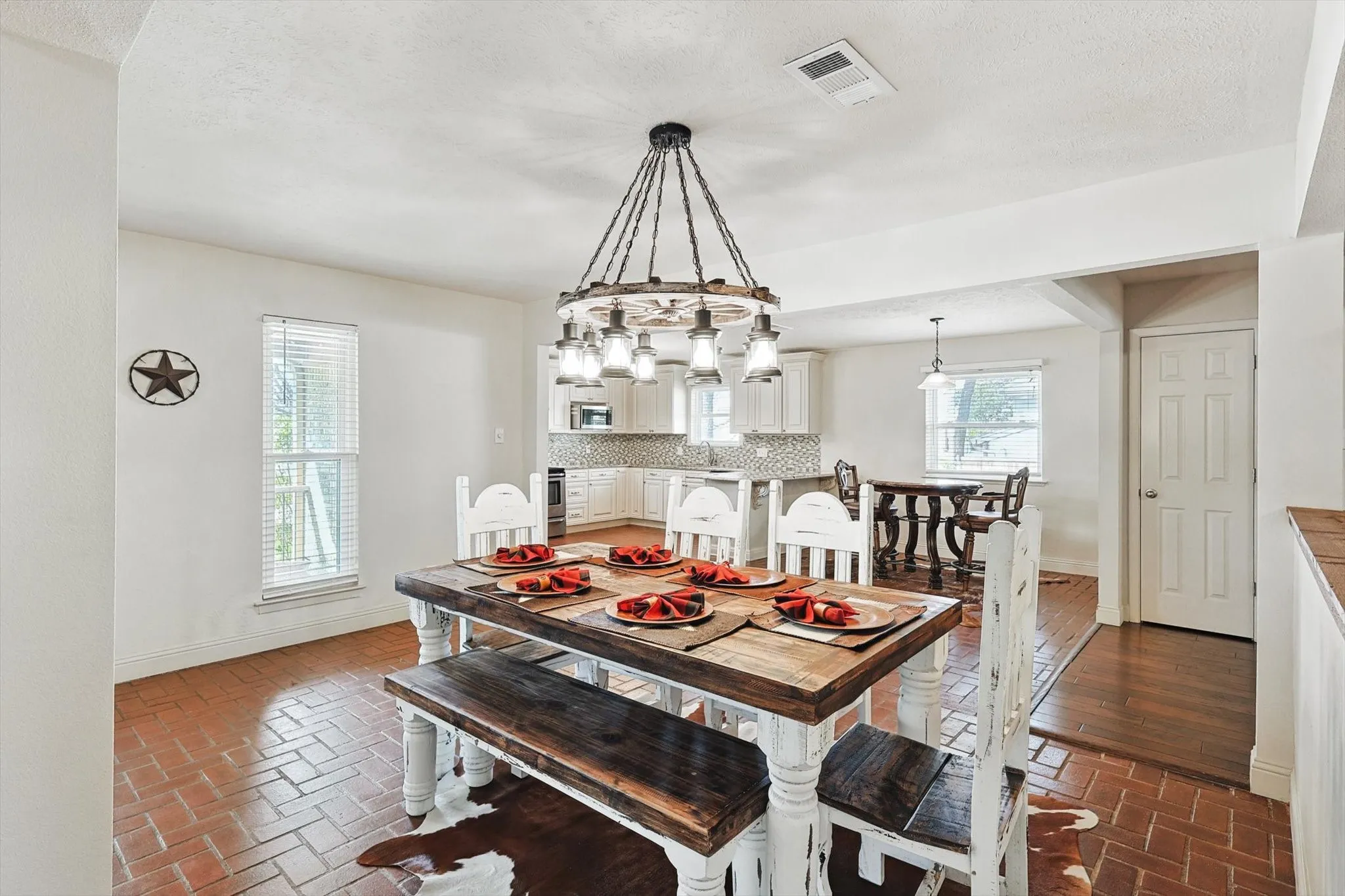 Single Family Residence For Sale in Denton County , 1005 Hopkins Drive, Denton, Texas 76205, 3 Bedroom, 3 Bathroom, 2 Garage spaces, 2,696 Sqft, built in 1974, Preowned, mls#21183990, Real Estate Agent in Denton, Homes For Sale in Denton county, Homes For Sale in Denton, Realtor in Denton Texas, Real Estate Brokerage Independent Realty Texas, Luminita Cordes Realtor