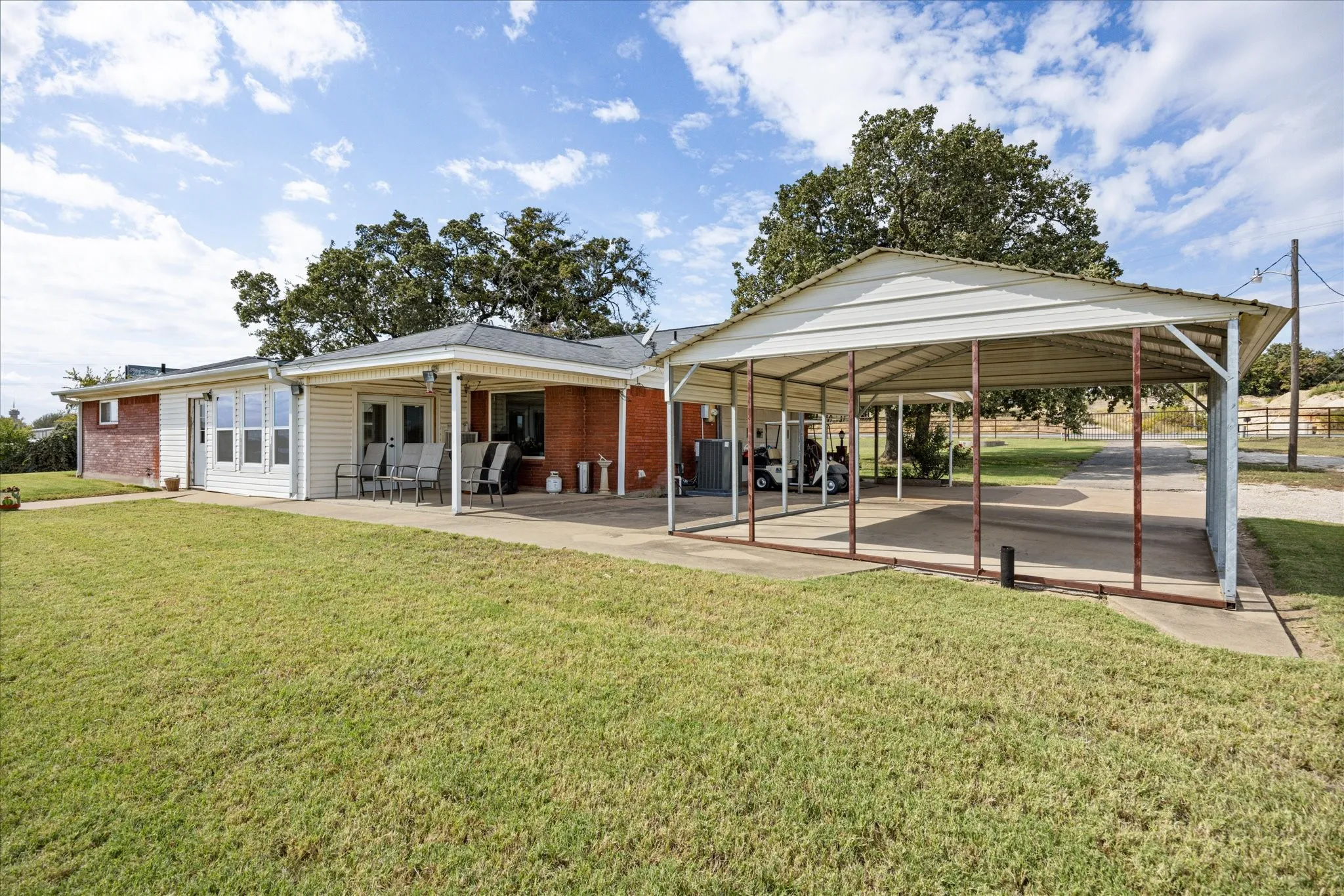 Single Family Residence For Sale in Erath County , 2720 N US 377, Stephenville, Texas 76401, 3 Bedroom, 2 Bathroom, 2 Garage spaces, 2,090 Sqft, built in 1964, Preowned, mls#21185692, Real Estate Agent in Stephenville, Homes For Sale in Erath county, Homes For Sale in Stephenville, Realtor in Stephenville Texas, Real Estate Brokerage Independent Realty Texas, Luminita Cordes Realtor