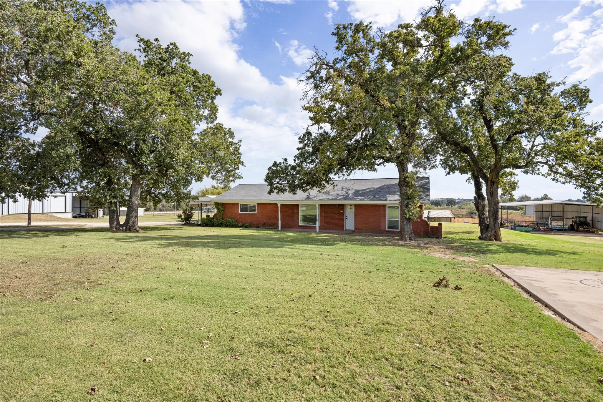 Single Family Residence For Sale in Erath County , 2720 N US 377, Stephenville, Texas 76401, 3 Bedroom, 2 Bathroom, 2 Garage spaces, 2,090 Sqft, built in 1964, Preowned, mls#21185692, Real Estate Agent in Stephenville, Homes For Sale in Erath county, Homes For Sale in Stephenville, Realtor in Stephenville Texas, Real Estate Brokerage Independent Realty Texas, Luminita Cordes Realtor