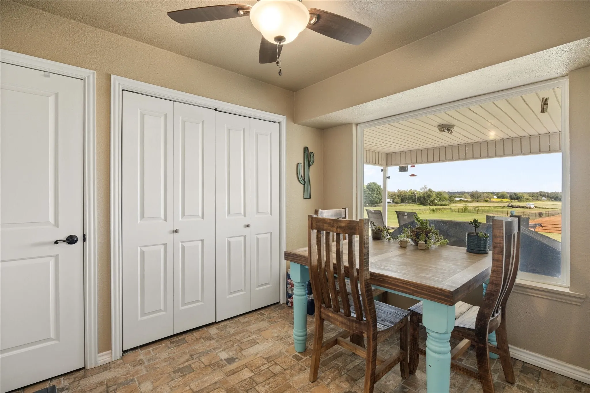 Dining room with ceiling fan