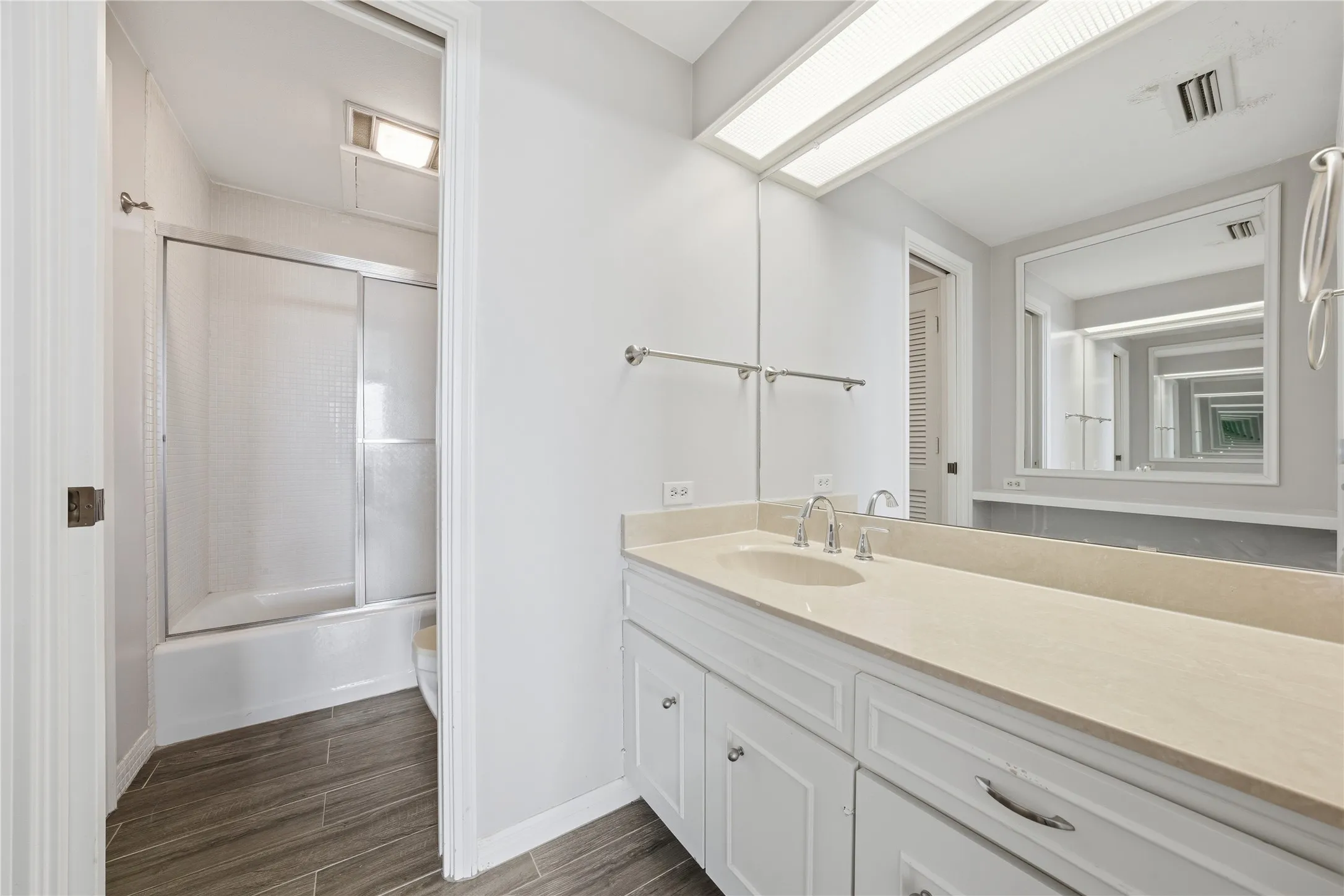 Condominium For Sale in Mc Lennan County , 4924 Cobbs Drive 9C, Waco, Texas 76710, 2 Bedrooms, 2 Bathrooms, Garage spaces, 1,538 Sqft, built in 1966, Price $295,000, mls#21183413, Real Estate Agent in Waco, Homes For Sale in Mc Lennan county, Homes For Sale in Waco, Realtor in Waco Texas, Real Estate Brokerage Independent Realty Texas, Luminita Cordes Realtor