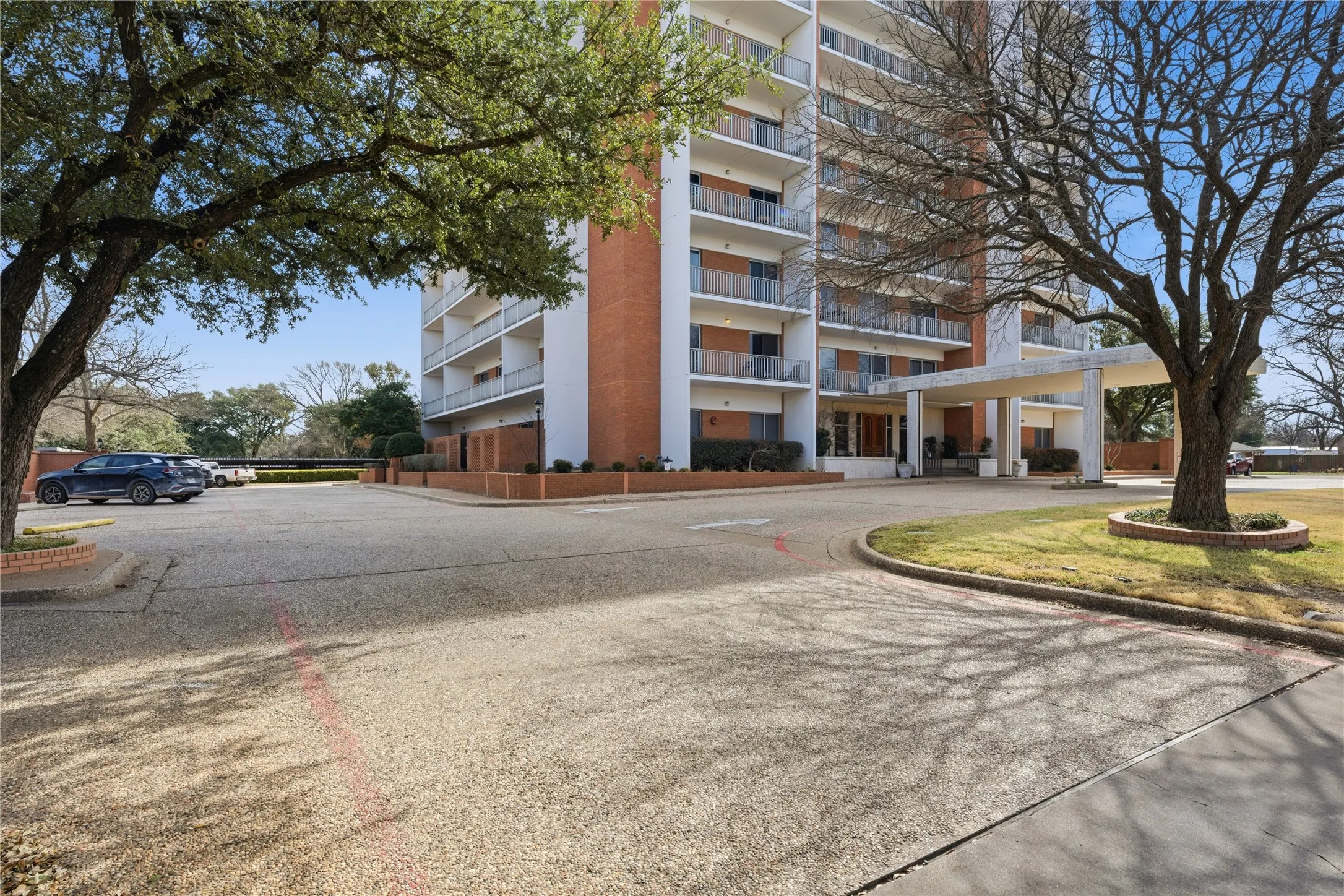 Condominium For Sale in Mc Lennan County , 4924 Cobbs Drive 9C, Waco, Texas 76710, 2 Bedrooms, 2 Bathrooms, Garage spaces, 1,538 Sqft, built in 1966, Price $295,000, mls#21183413, Real Estate Agent in Waco, Homes For Sale in Mc Lennan county, Homes For Sale in Waco, Realtor in Waco Texas, Real Estate Brokerage Independent Realty Texas, Luminita Cordes Realtor