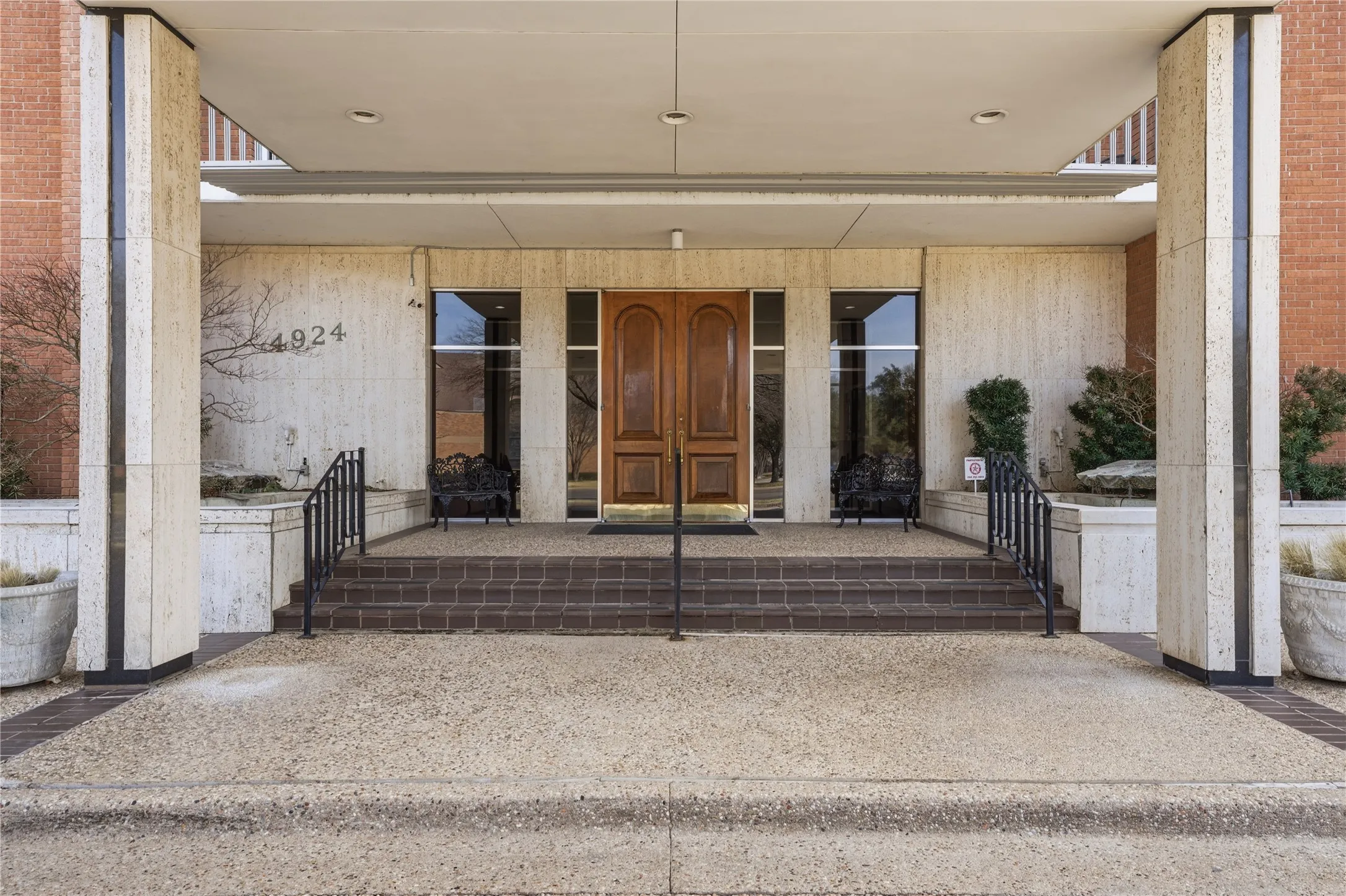Condominium For Sale in Mc Lennan County , 4924 Cobbs Drive 9C, Waco, Texas 76710, 2 Bedrooms, 2 Bathrooms, Garage spaces, 1,538 Sqft, built in 1966, Price $295,000, mls#21183413, Real Estate Agent in Waco, Homes For Sale in Mc Lennan county, Homes For Sale in Waco, Realtor in Waco Texas, Real Estate Brokerage Independent Realty Texas, Luminita Cordes Realtor