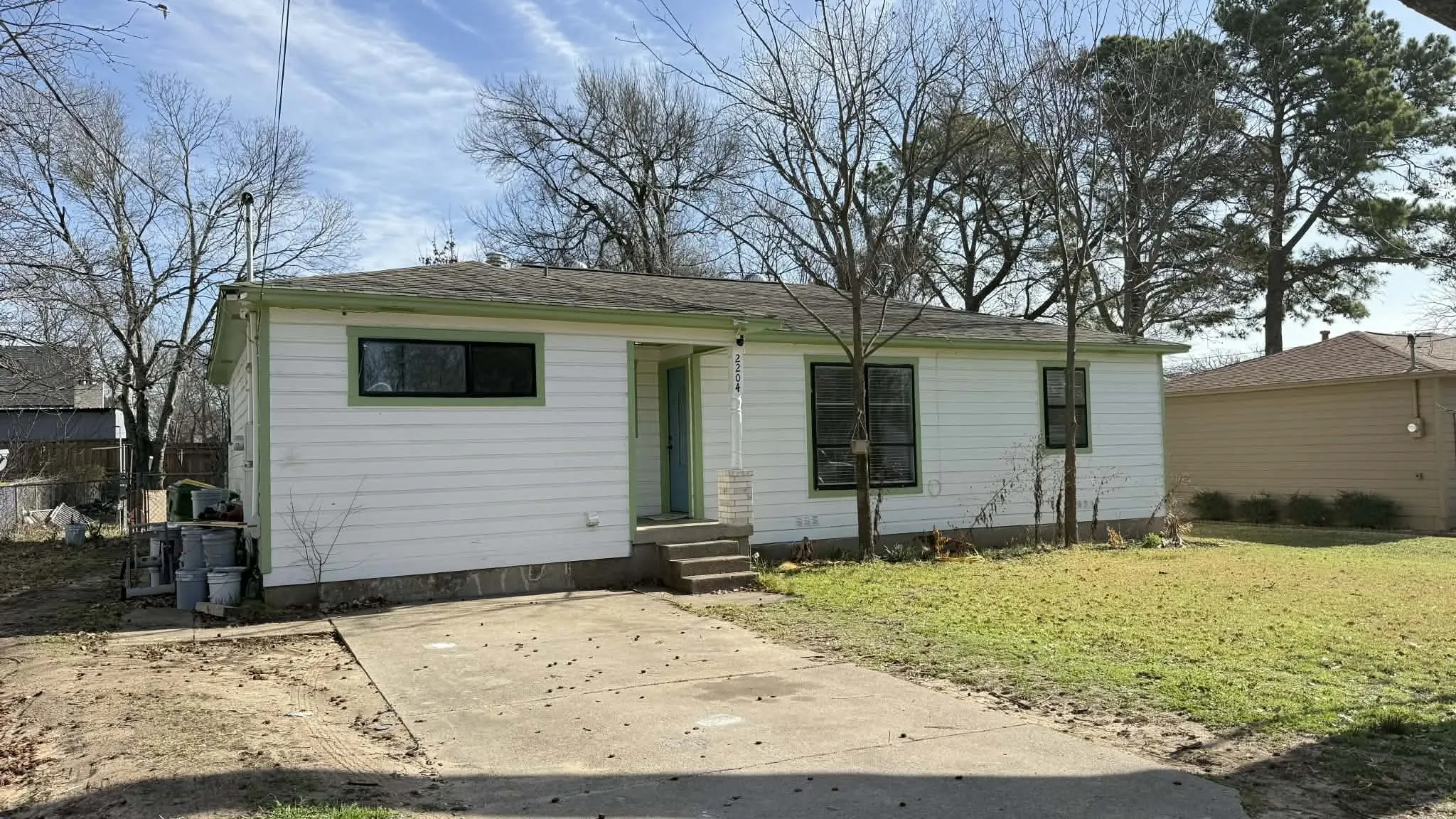 Ranch-style house featuring a front lawn