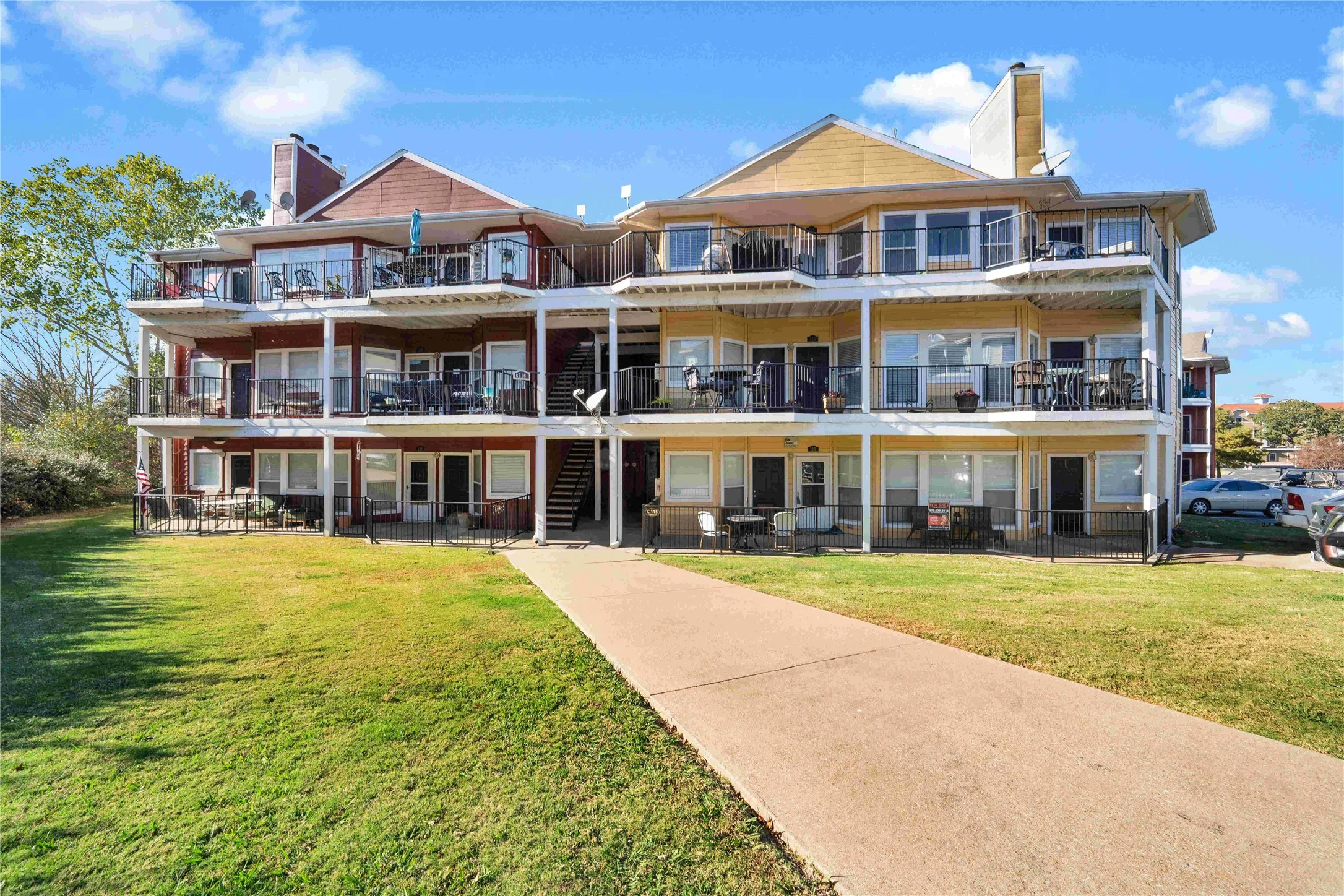 Condominium For Sale in Grayson County , 2164 Tanglewood Boulevard C215, Pottsboro, Texas 75076, 2 Bedroom, 3 Bathroom, Garage spaces, 1,251 Sqft, built in 1985, Preowned, mls#21184985, Real Estate Agent in Pottsboro, Homes For Sale in Grayson county, Homes For Sale in Pottsboro, Realtor in Pottsboro Texas, Real Estate Brokerage Independent Realty Texas, Luminita Cordes Realtor