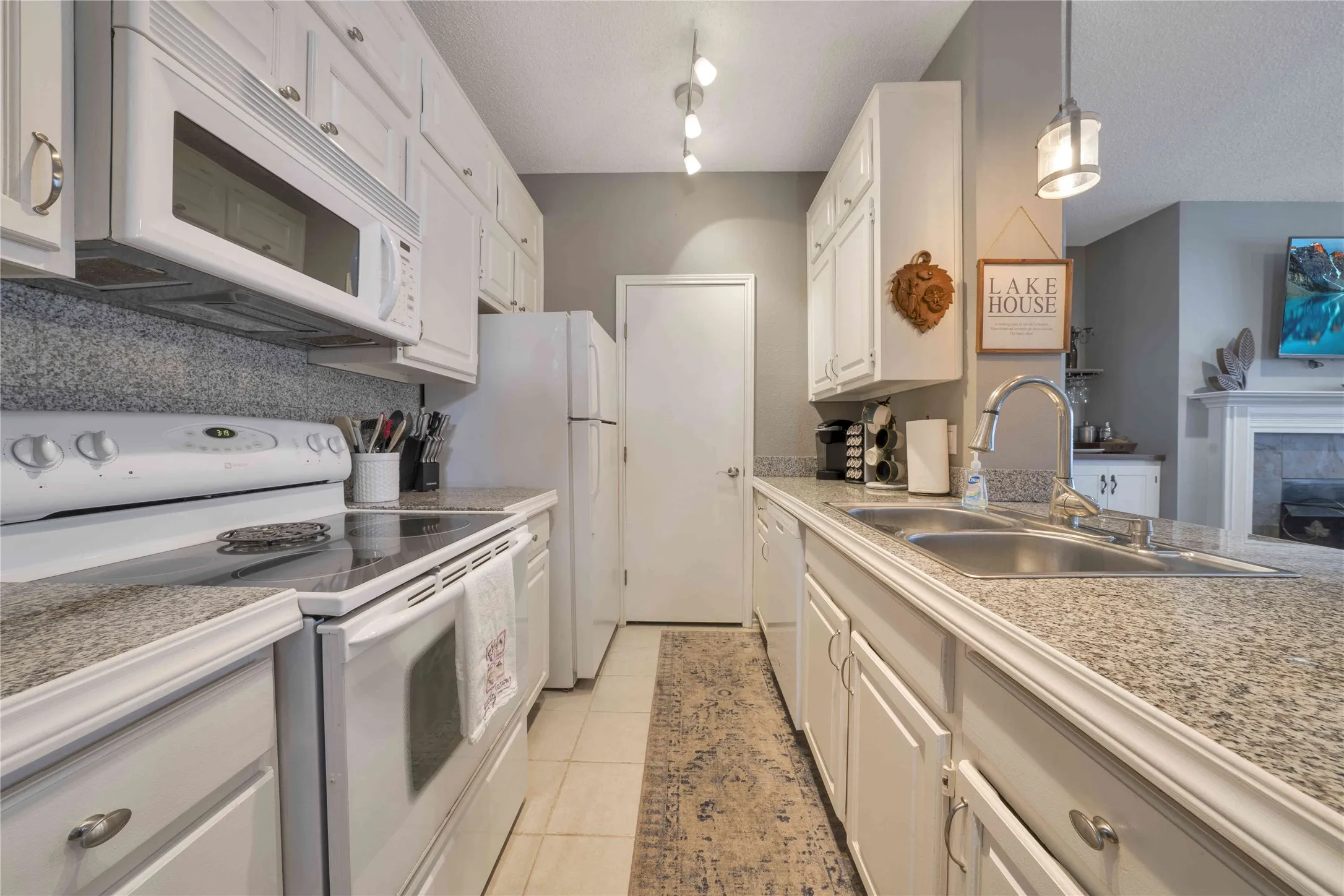 Condominium For Sale in Grayson County , 2164 Tanglewood Boulevard C215, Pottsboro, Texas 75076, 2 Bedroom, 3 Bathroom, Garage spaces, 1,251 Sqft, built in 1985, Preowned, mls#21184985, Real Estate Agent in Pottsboro, Homes For Sale in Grayson county, Homes For Sale in Pottsboro, Realtor in Pottsboro Texas, Real Estate Brokerage Independent Realty Texas, Luminita Cordes Realtor