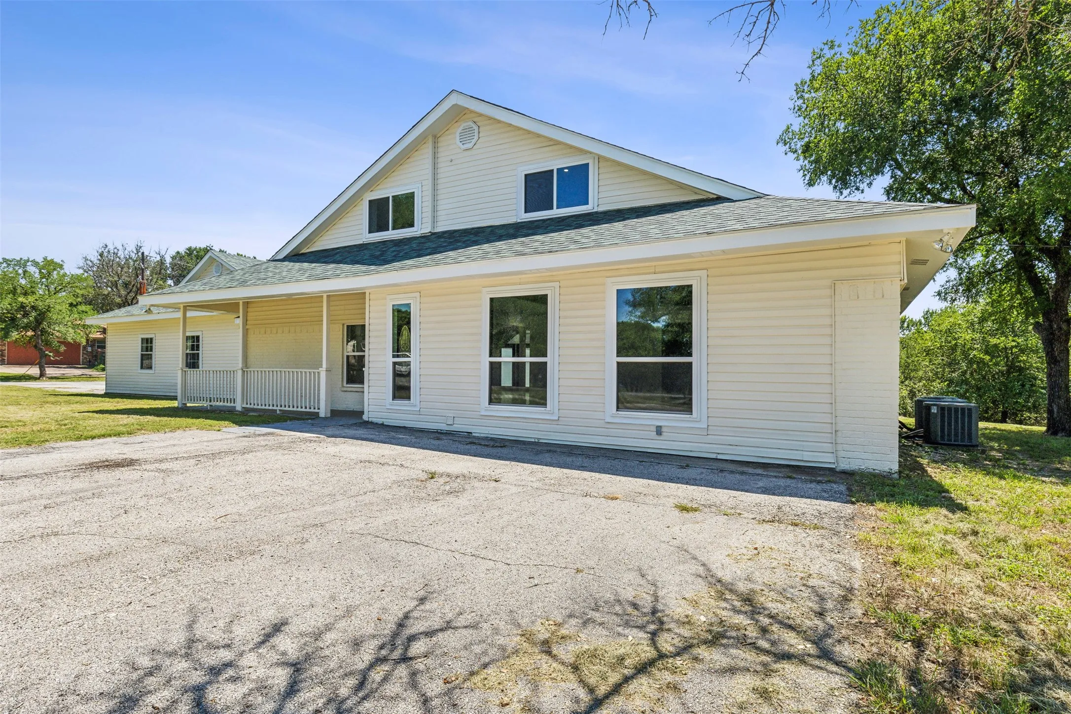 Single Family Residence For Sale in Parker County , 549 W Paloma Court, Fort Worth, Texas 76108, 4 Bedroom, 3 Bathroom, 4 Garage spaces, 2,756 Sqft, built in 1984, mls#21185636, Real Estate Agent in Fort Worth, Homes For Sale in Parker county, Homes For Sale in Fort Worth, Realtor in Fort Worth Texas, Real Estate Brokerage Independent Realty Texas, Luminita Cordes Realtor