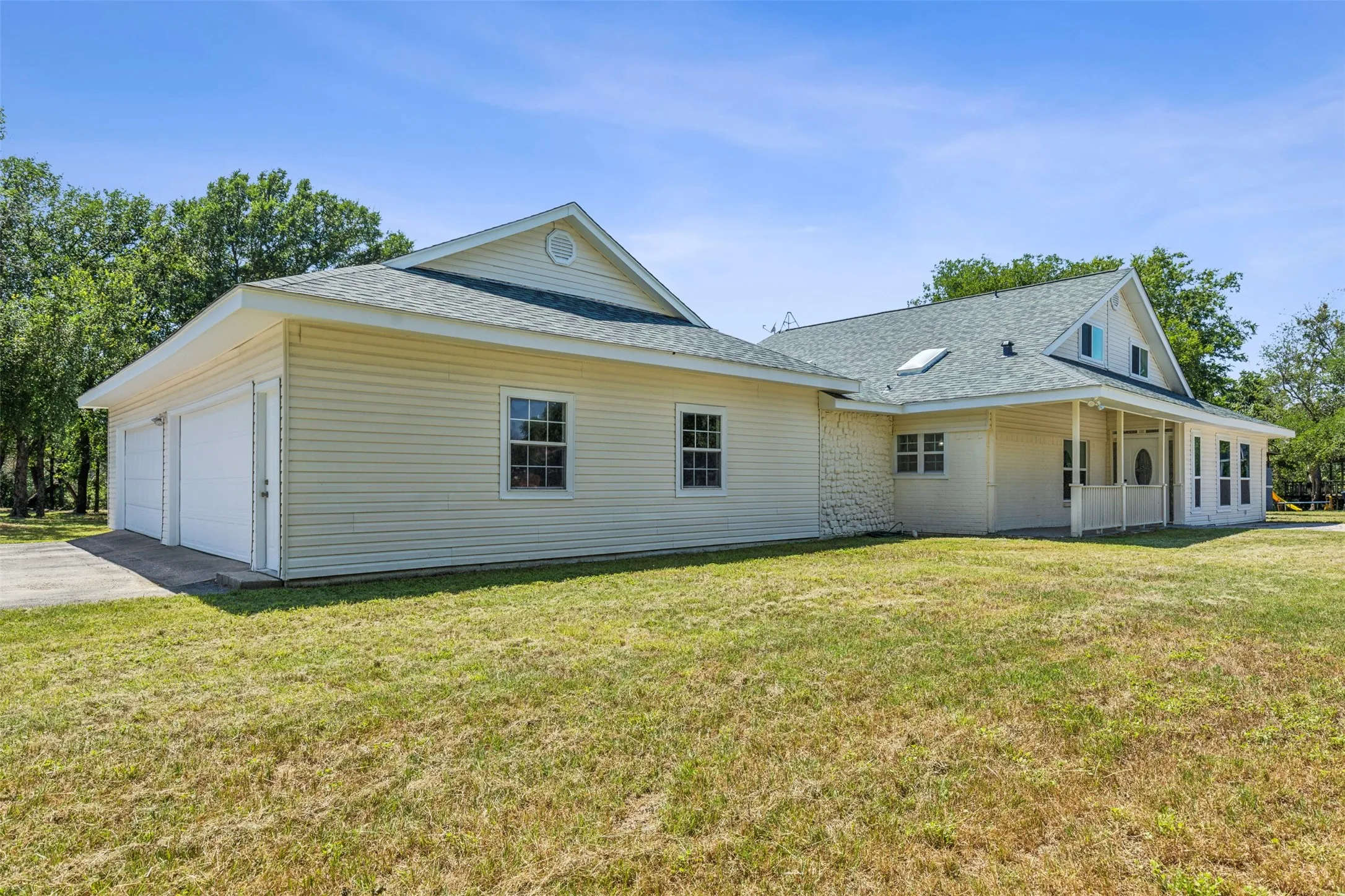Single Family Residence For Sale in Parker County , 549 W Paloma Court, Fort Worth, Texas 76108, 4 Bedroom, 3 Bathroom, 4 Garage spaces, 2,756 Sqft, built in 1984, mls#21185636, Real Estate Agent in Fort Worth, Homes For Sale in Parker county, Homes For Sale in Fort Worth, Realtor in Fort Worth Texas, Real Estate Brokerage Independent Realty Texas, Luminita Cordes Realtor