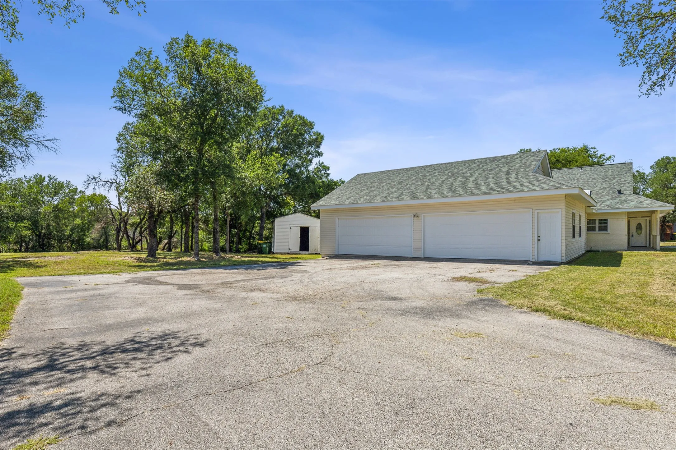 Single Family Residence For Sale in Parker County , 549 W Paloma Court, Fort Worth, Texas 76108, 4 Bedroom, 3 Bathroom, 4 Garage spaces, 2,756 Sqft, built in 1984, mls#21185636, Real Estate Agent in Fort Worth, Homes For Sale in Parker county, Homes For Sale in Fort Worth, Realtor in Fort Worth Texas, Real Estate Brokerage Independent Realty Texas, Luminita Cordes Realtor